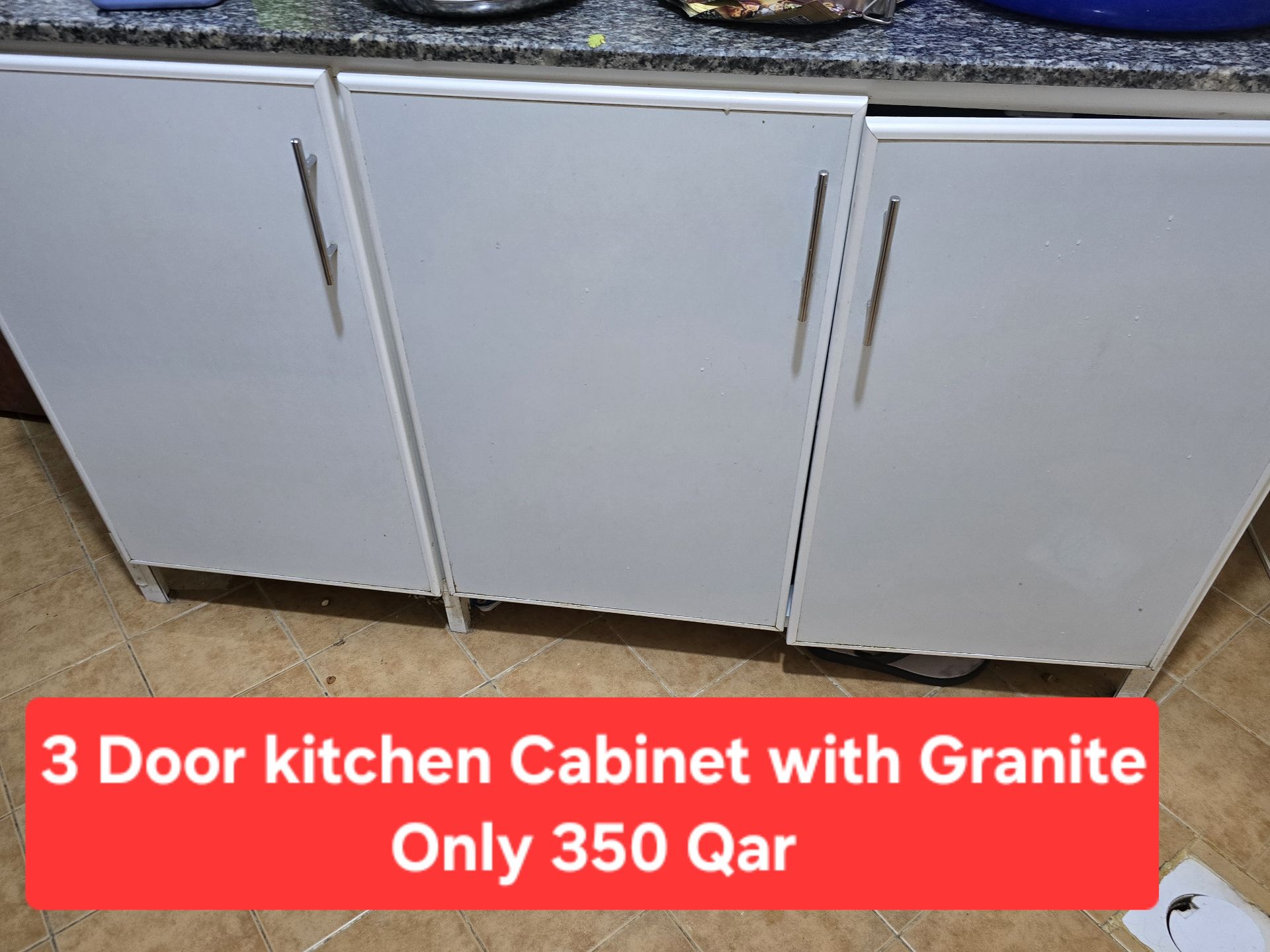 Good condition kitchen cabimet with 3 doors 300 QAR LAST PRICE WITH GRANITE TOP - Image 2