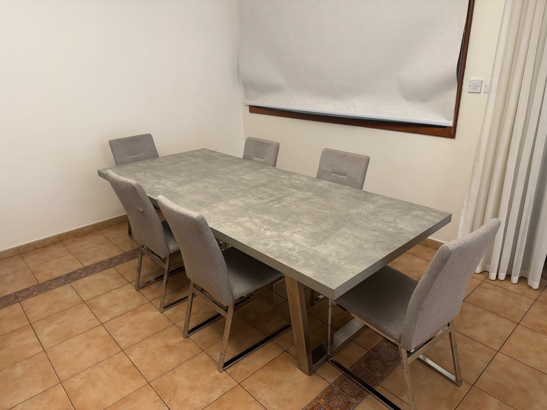 Dining table with 6 chairs  - Image 5