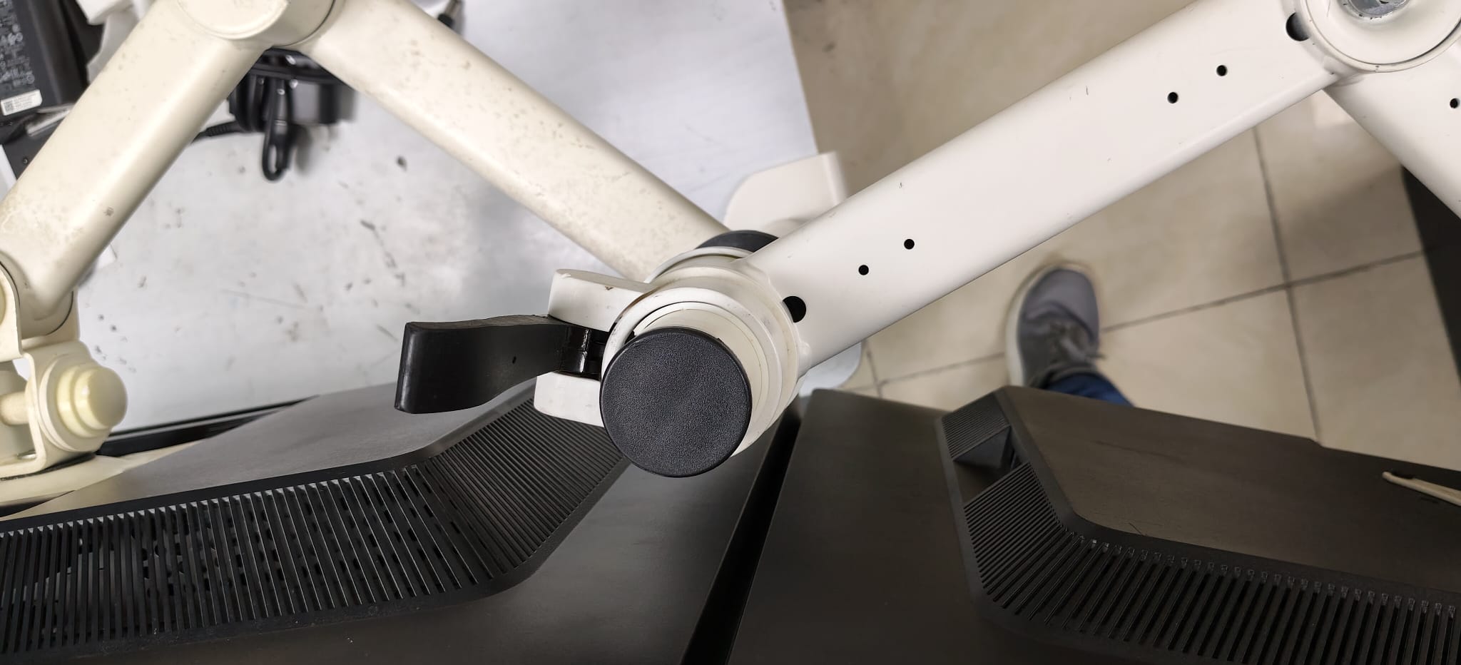 Hp 24-Inch Monitor with Desk Mount - Image 3