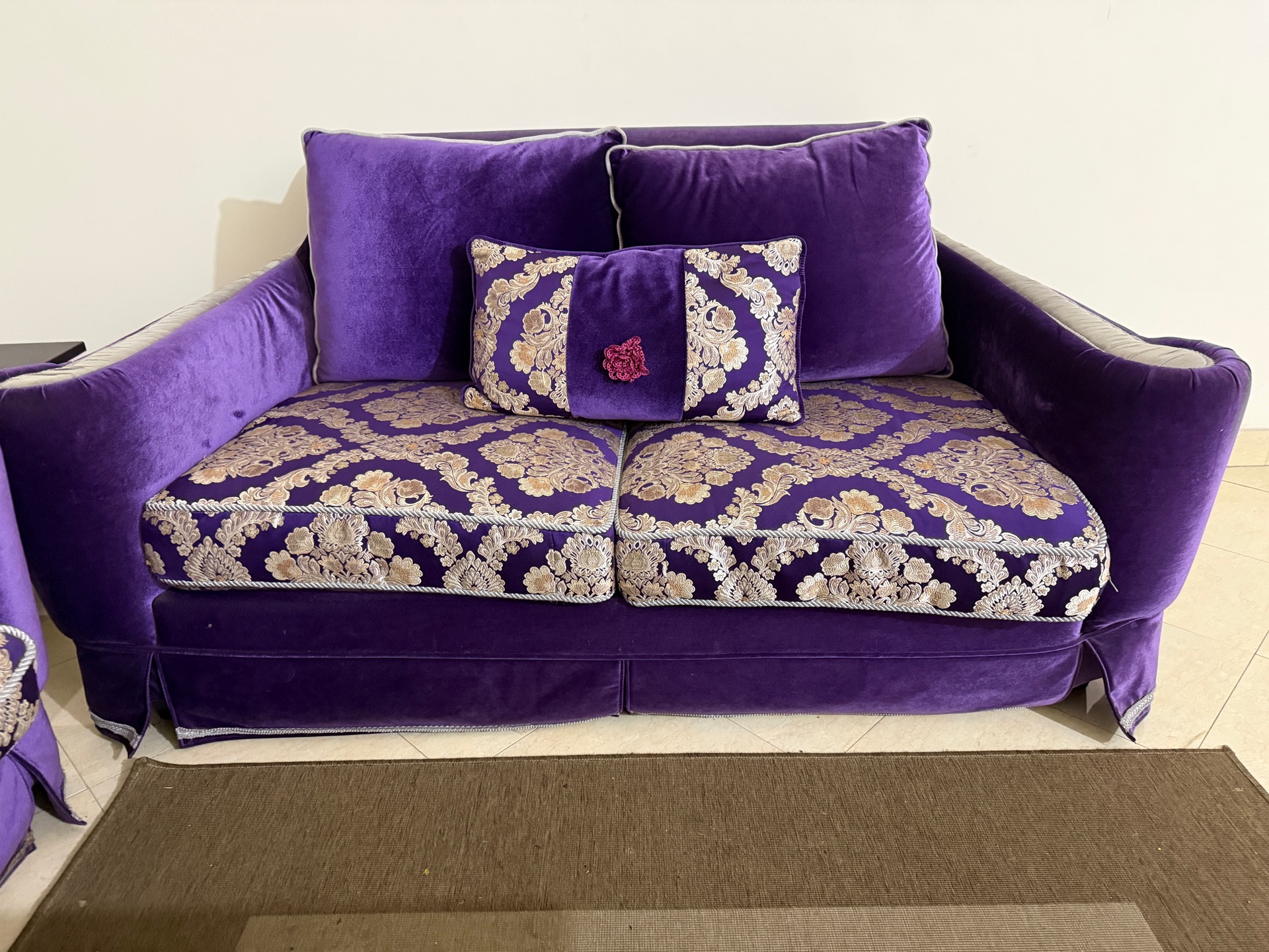 Sofa with centre table and side table - Image 10
