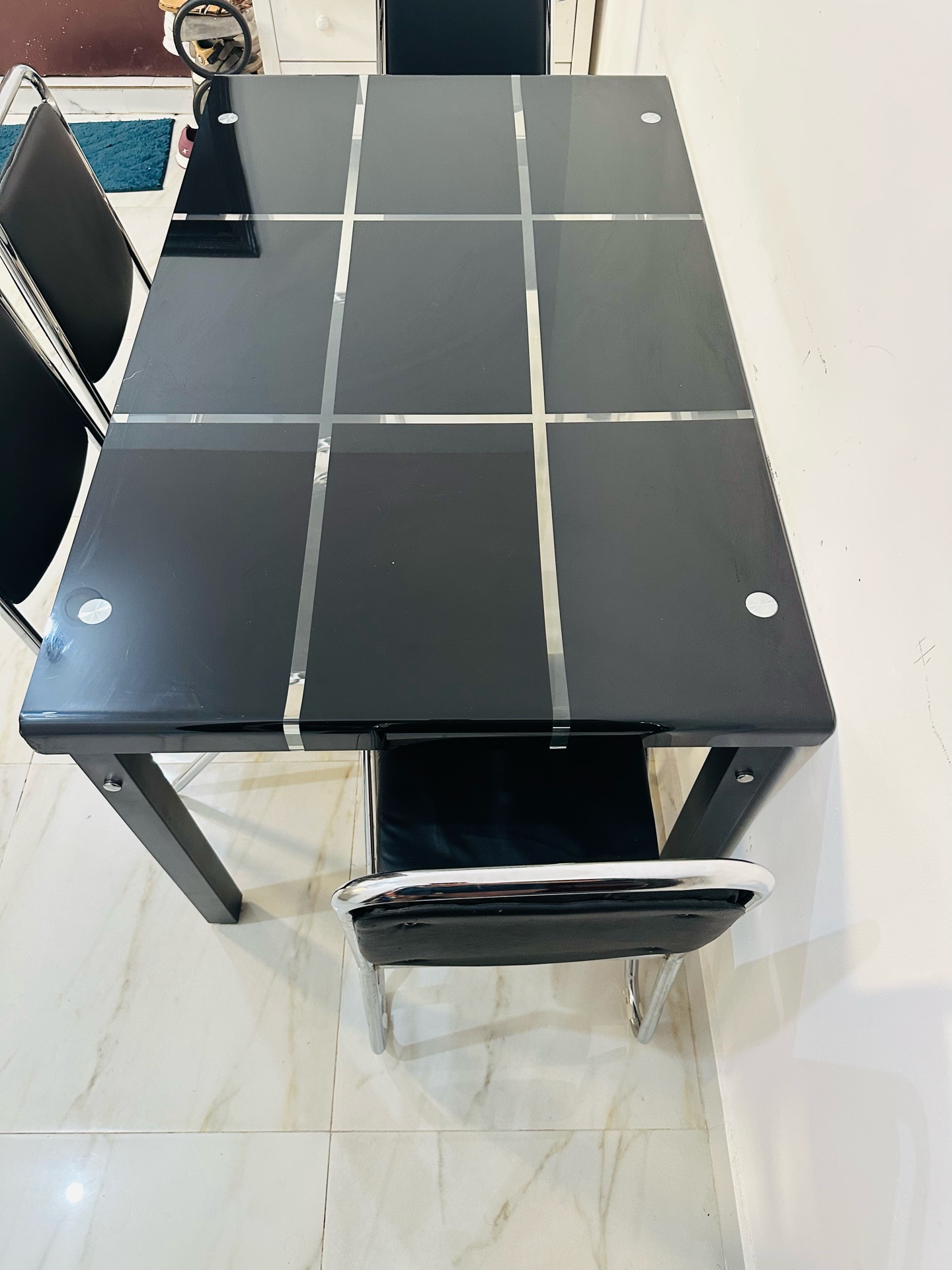 Table with chairs - Image 2