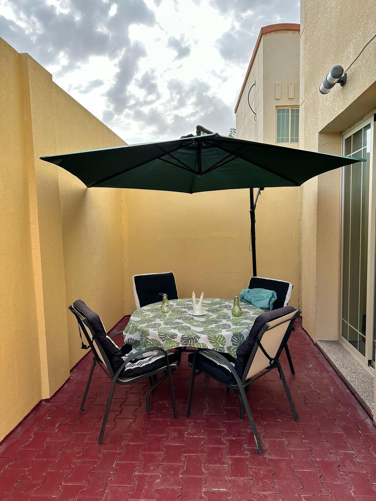 Outdoor Dining Set in Excellent Condition - Image 4