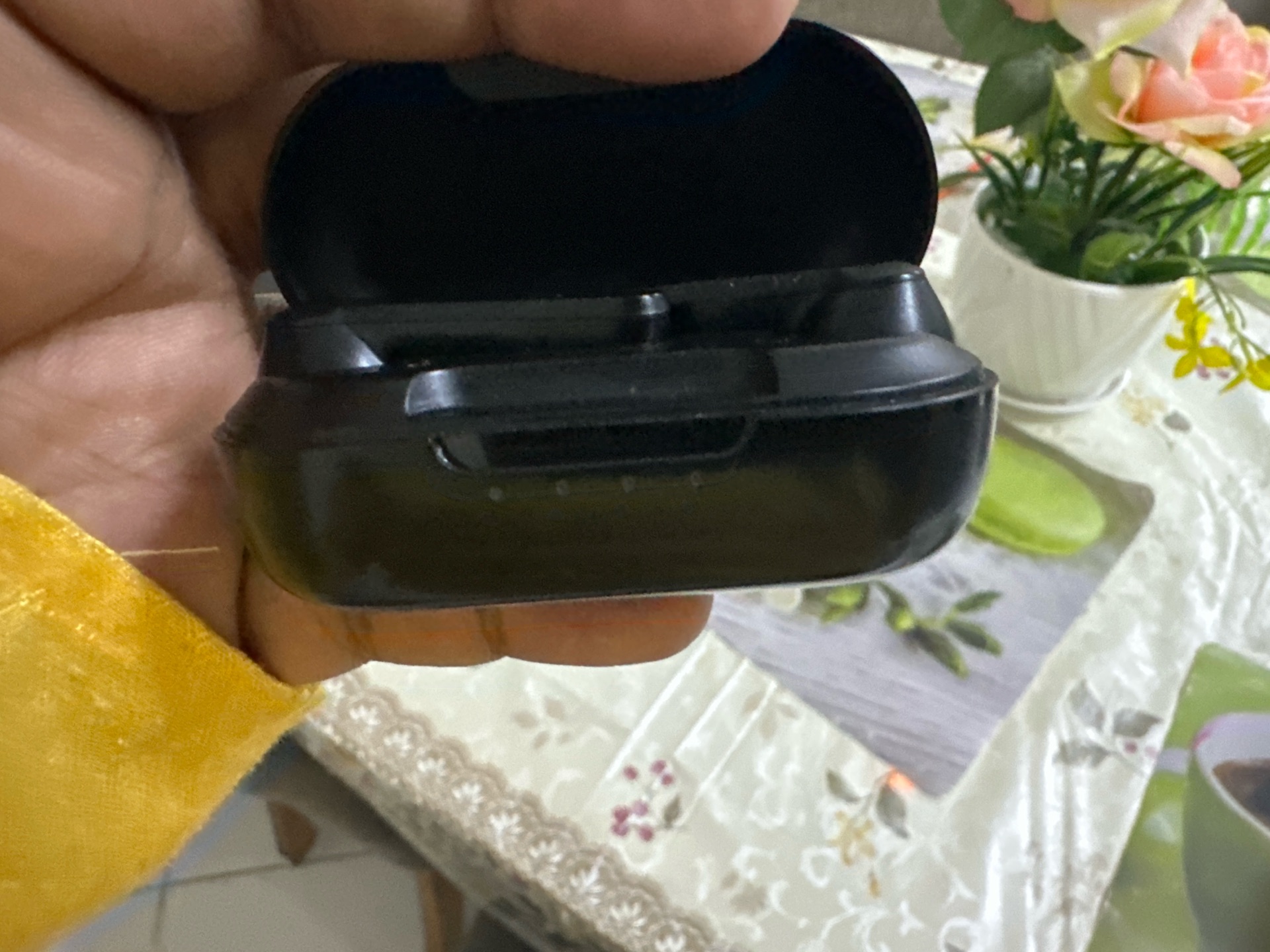Harman ear buds in very sound condition with excellent battery  - Image 4