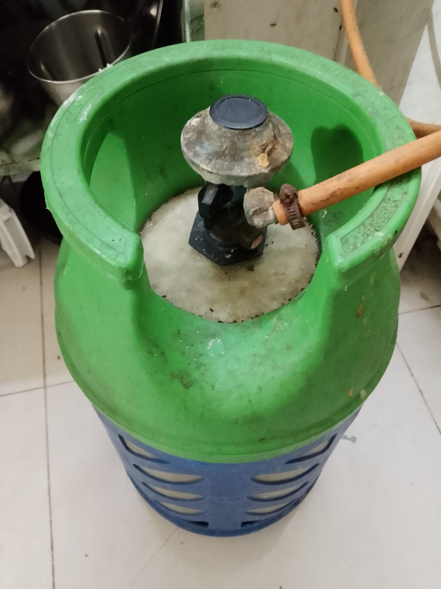 Cylinder with 2m Hose and Regulator  - Image 2