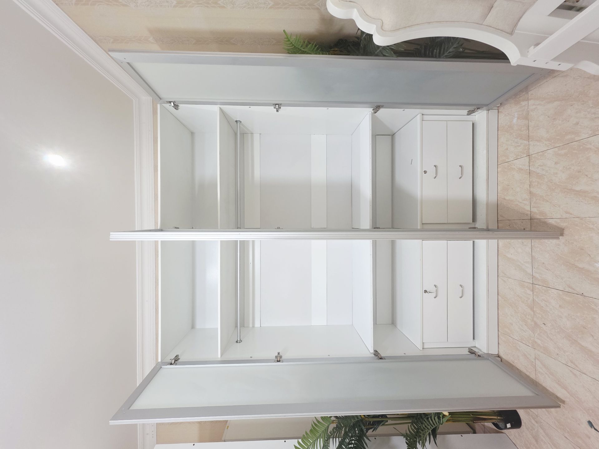  4 Door cabinet  - Image 2