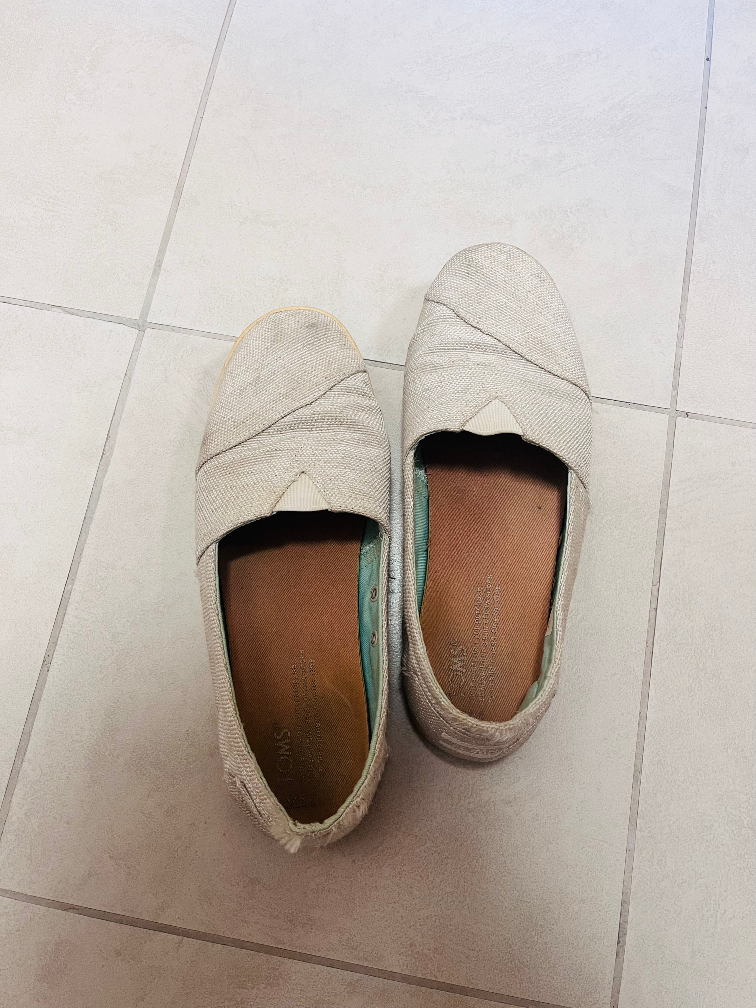 Toms shoes in good condition  - Image 4