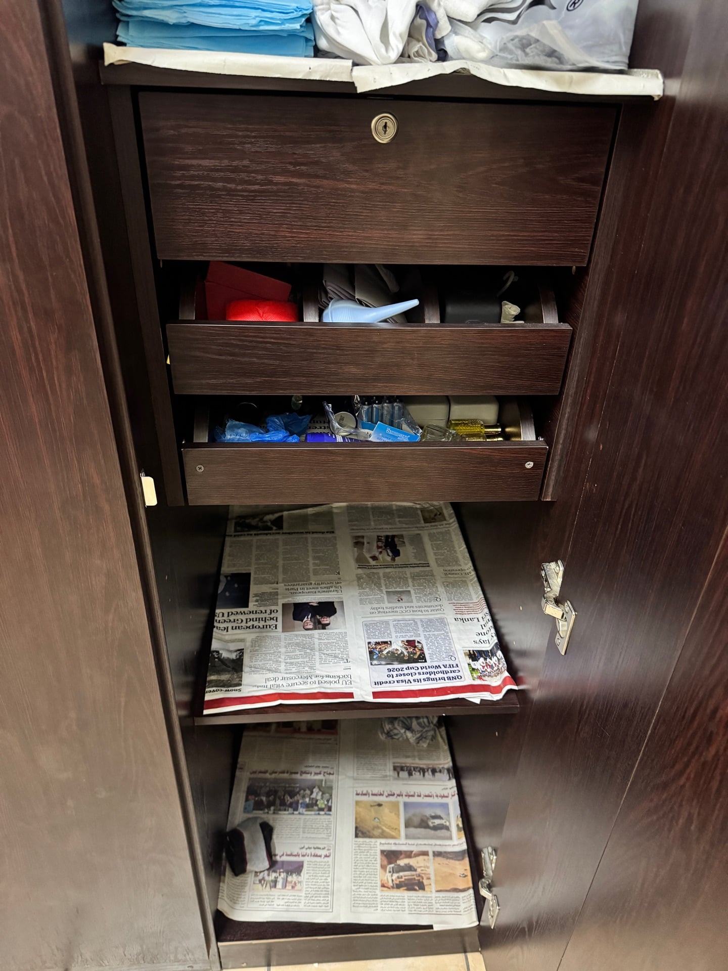 Neatly used 3 door cupboard - Image 3