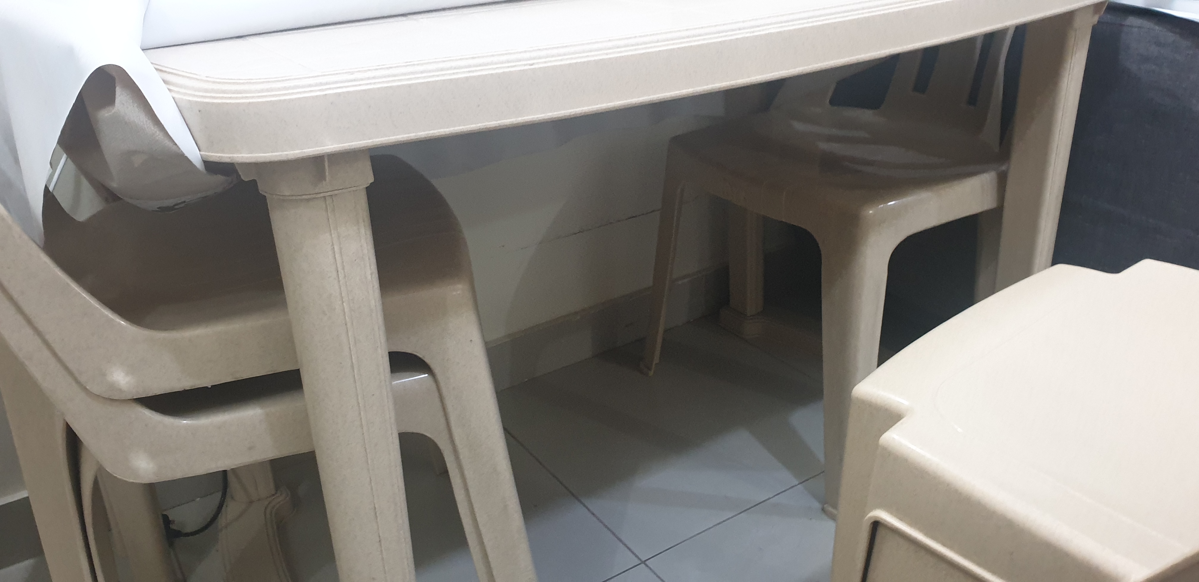 plastic table and 5 chairs - Image 4