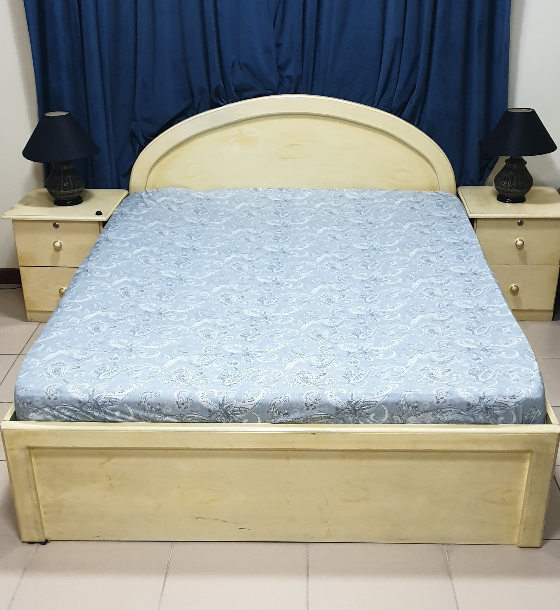 Bed with side tables - Image 1