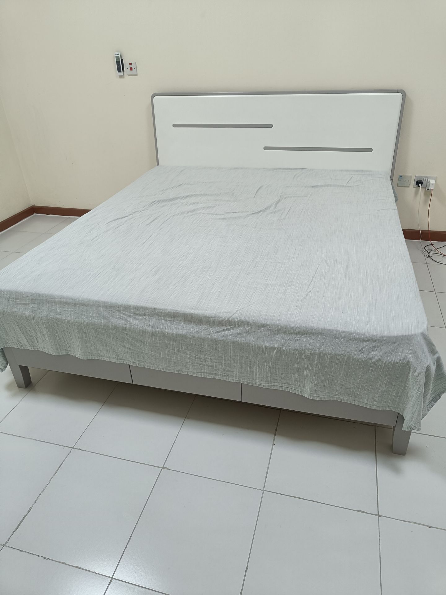 King size bed - Image 4