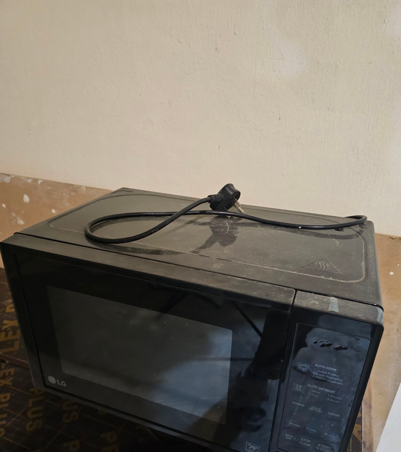LG Microwave oven - Image 1