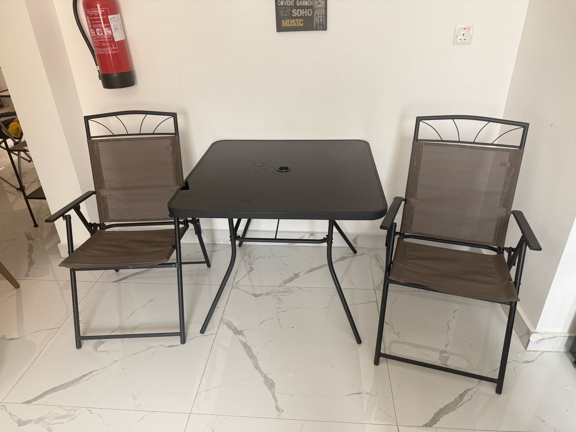 Table 4 chairs - Image 1