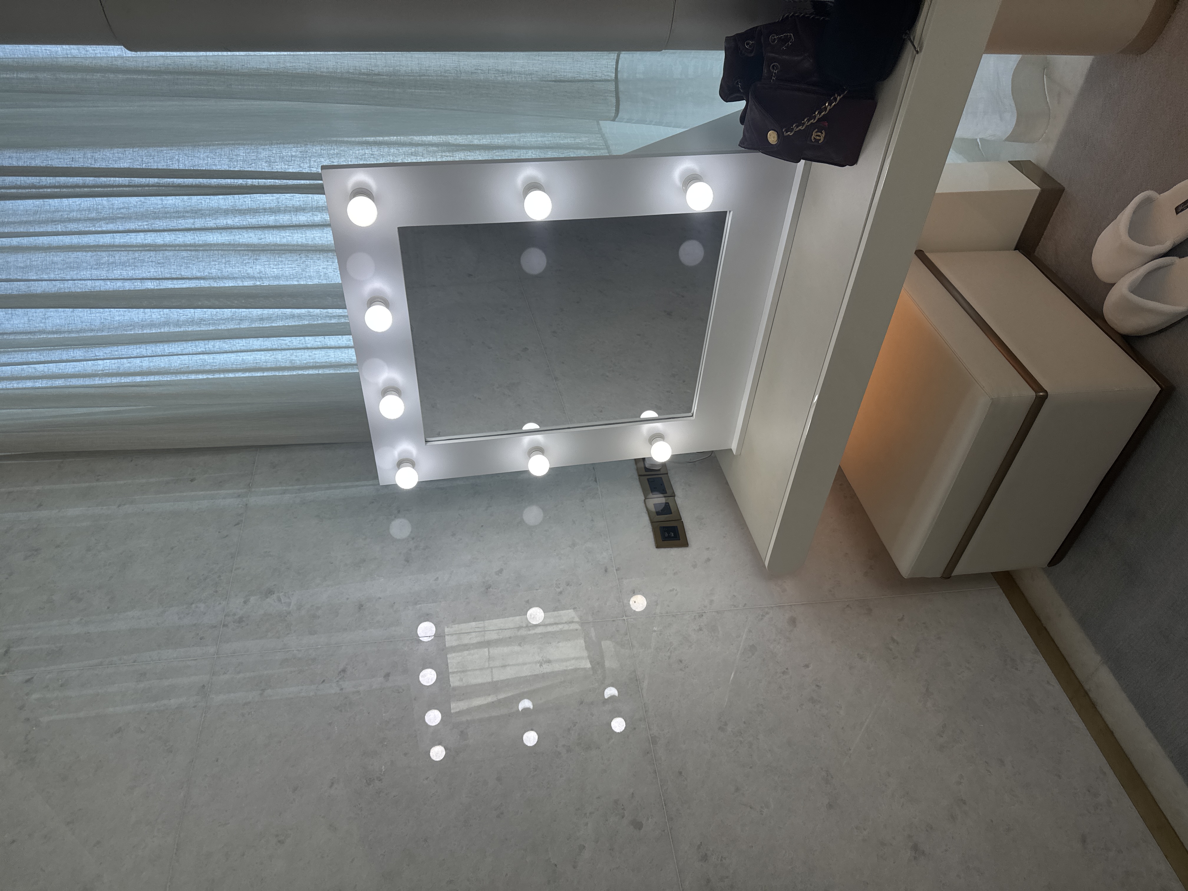 Big new makeup mirror with bulbs - Image 3
