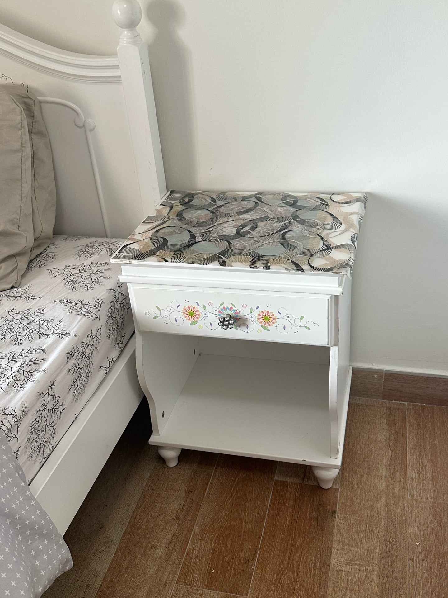 Girls bedroom set, includes bed, side table, and study table.  - Image 3