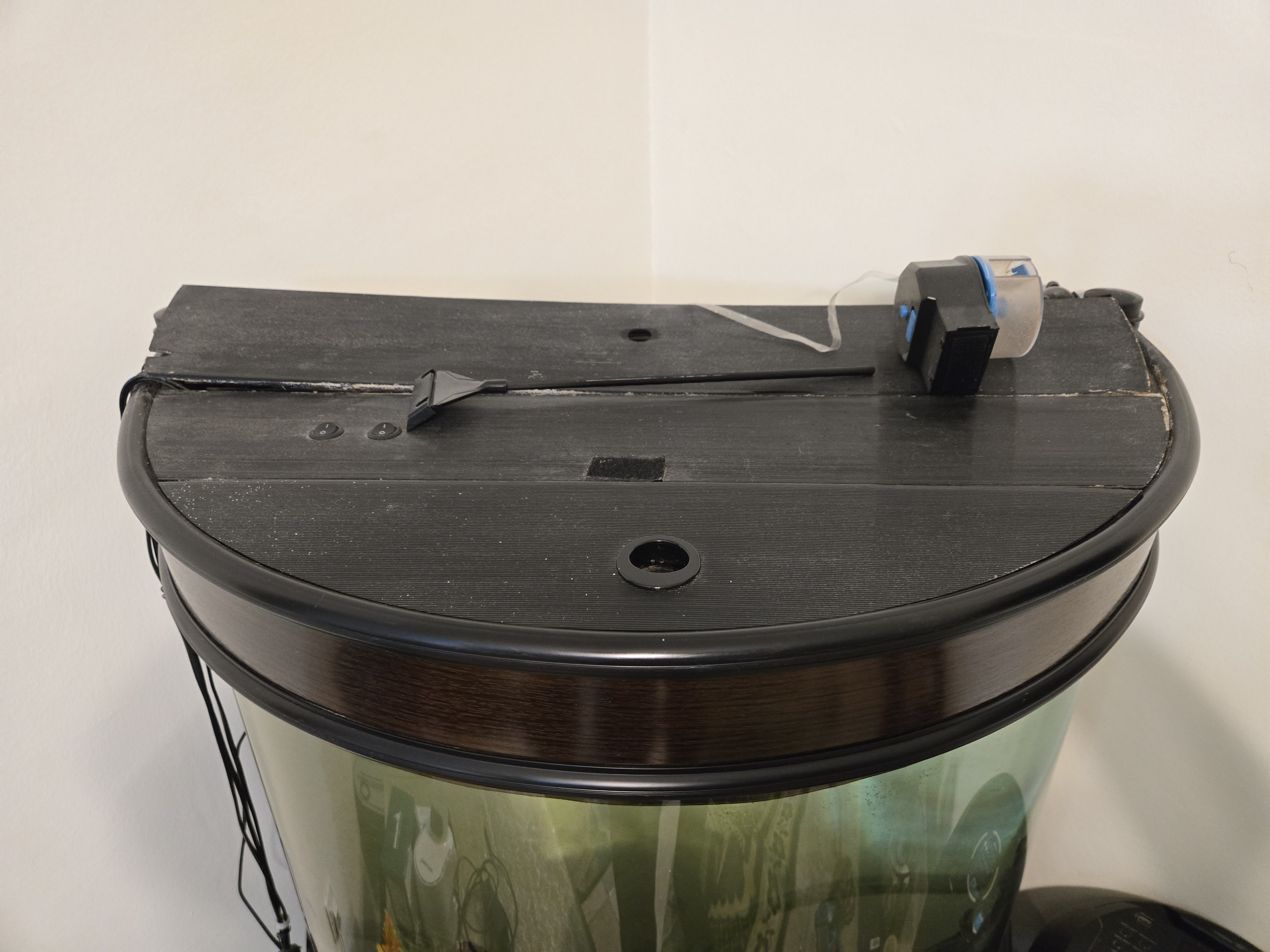 Large semi-sphere fish aquarium with accessories  - Image 4