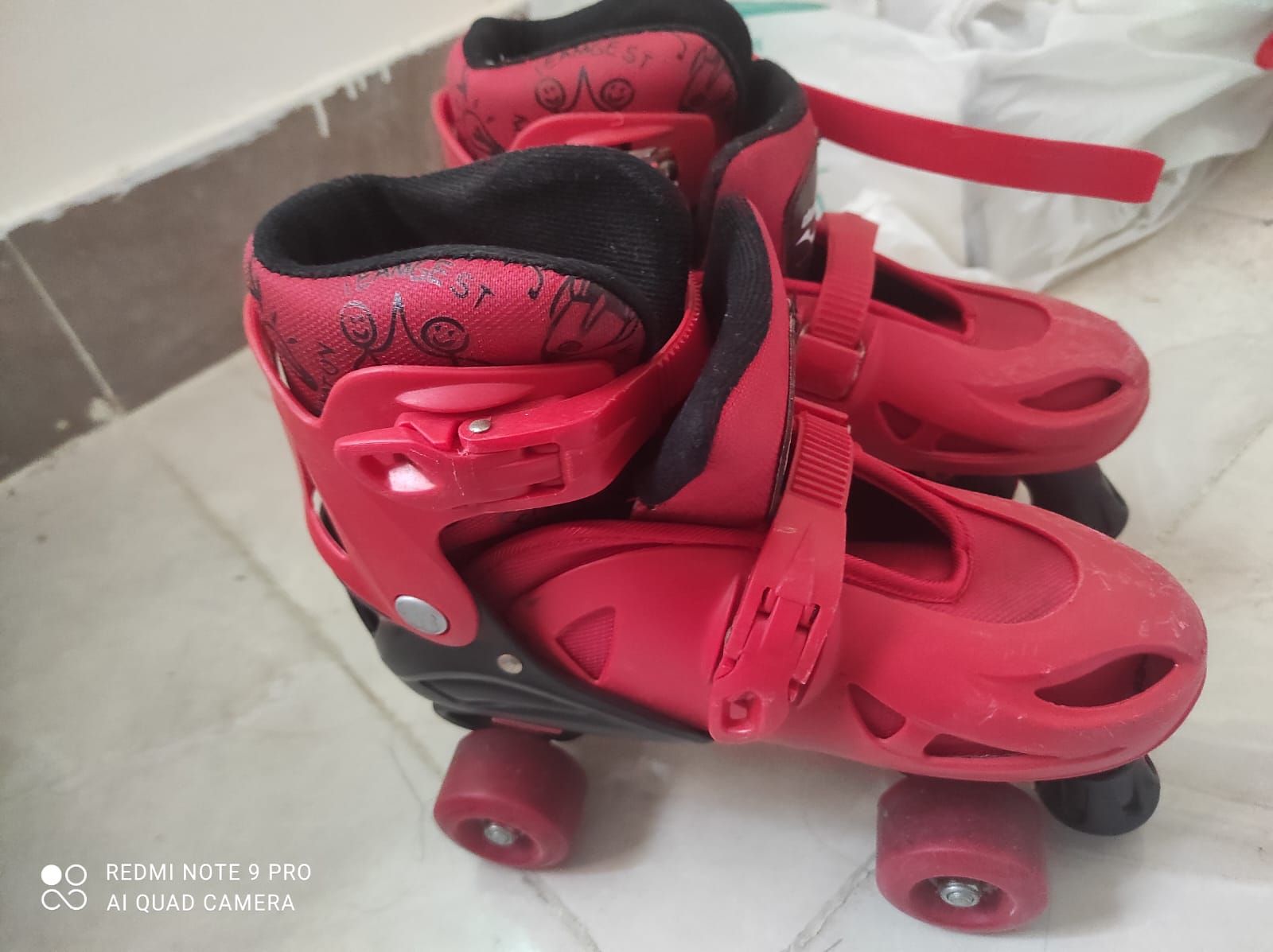 Kids skating adjustable like new condition - Image 1