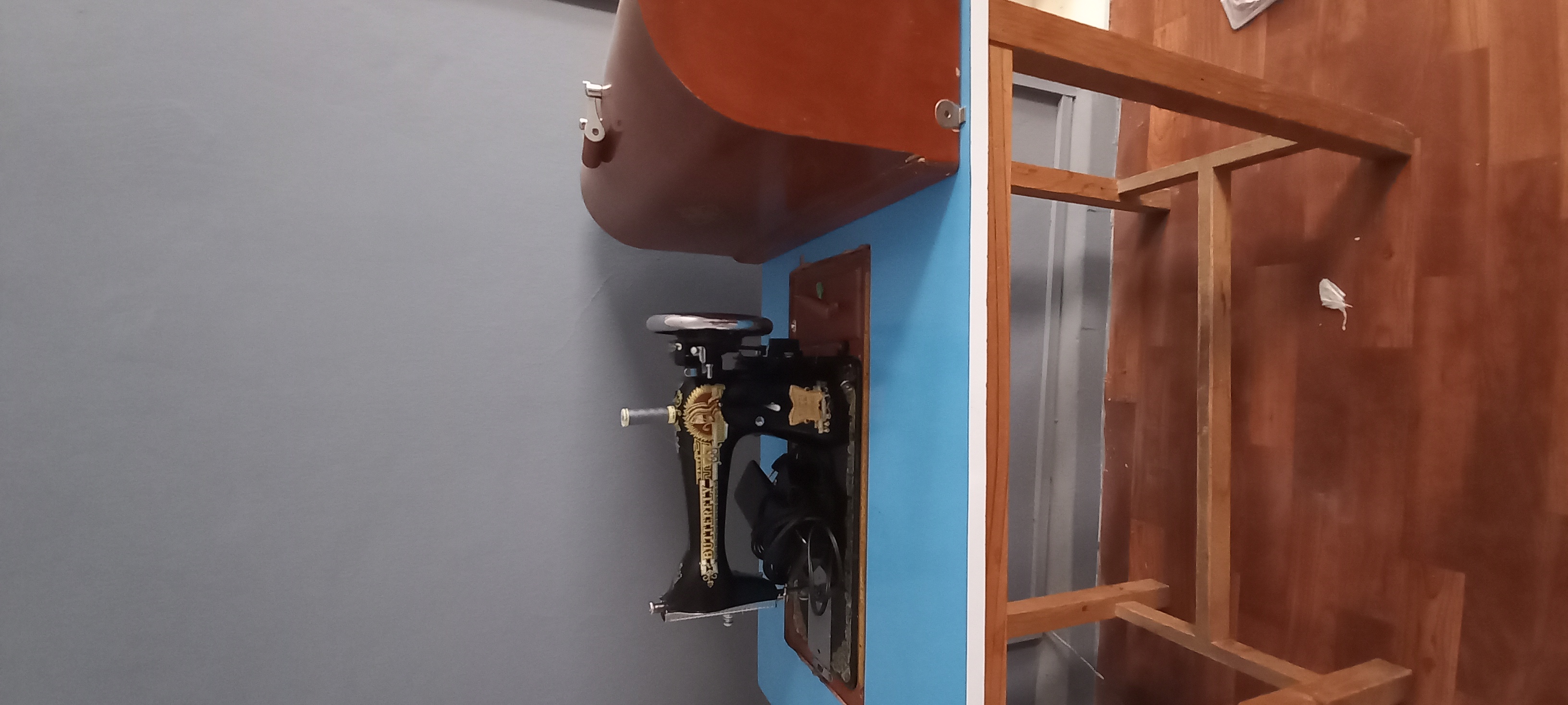 Butterfly Sewing Machine with Table - Image 4
