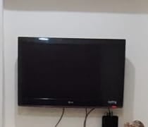 LG 32" HDTV with wall mount - Image 4
