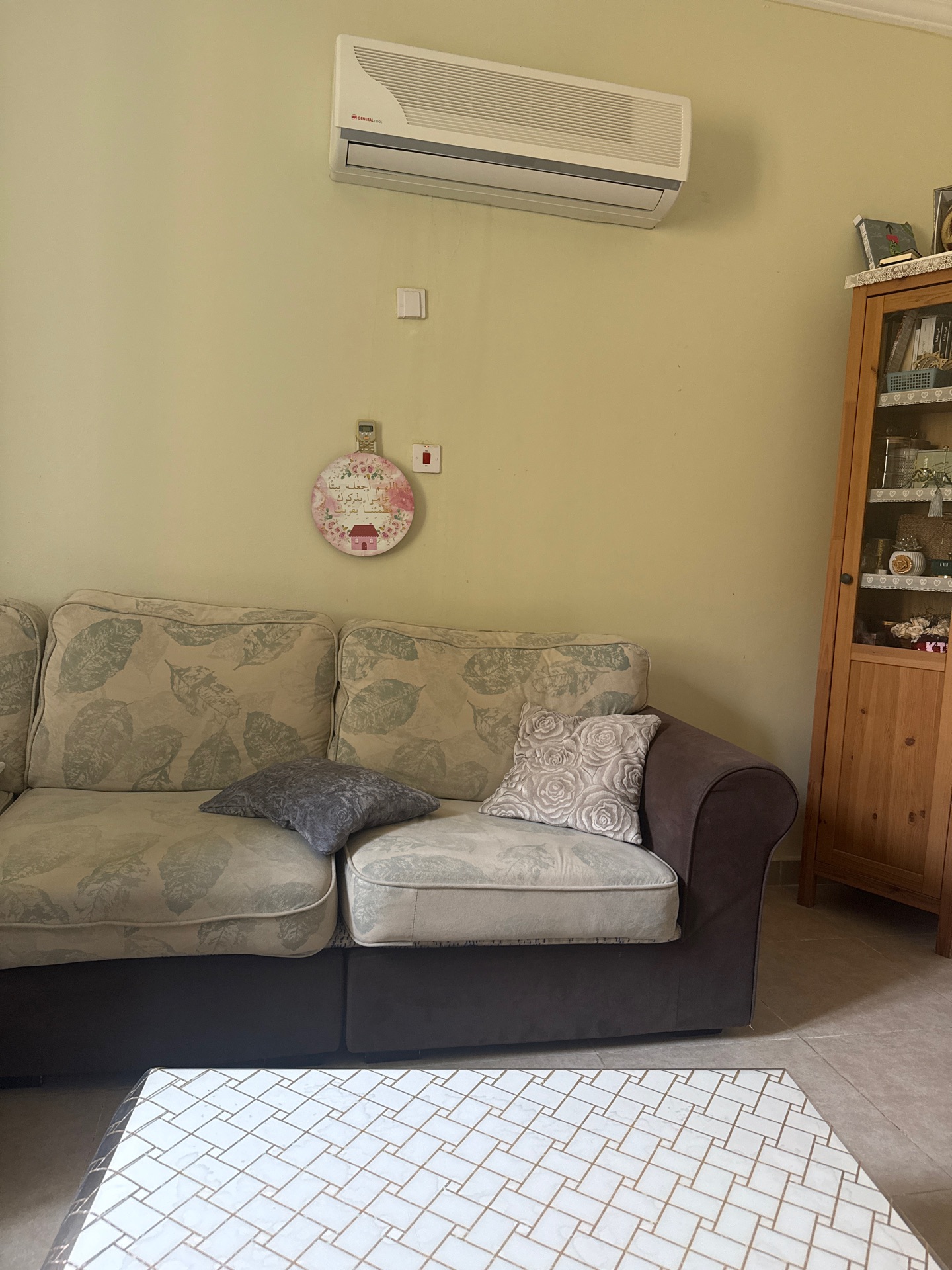 Corner + rug + middle table  - Image 3