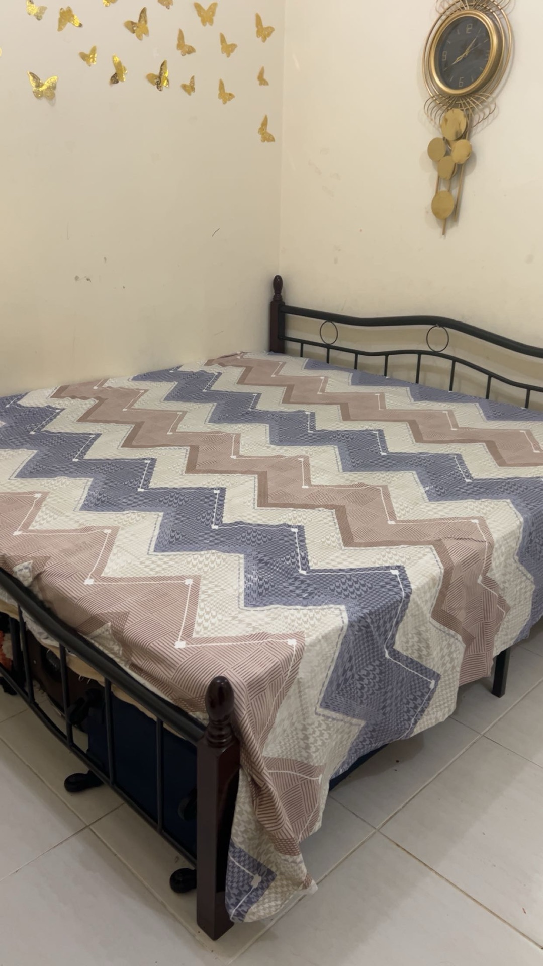 Bed and mattress - Image 1