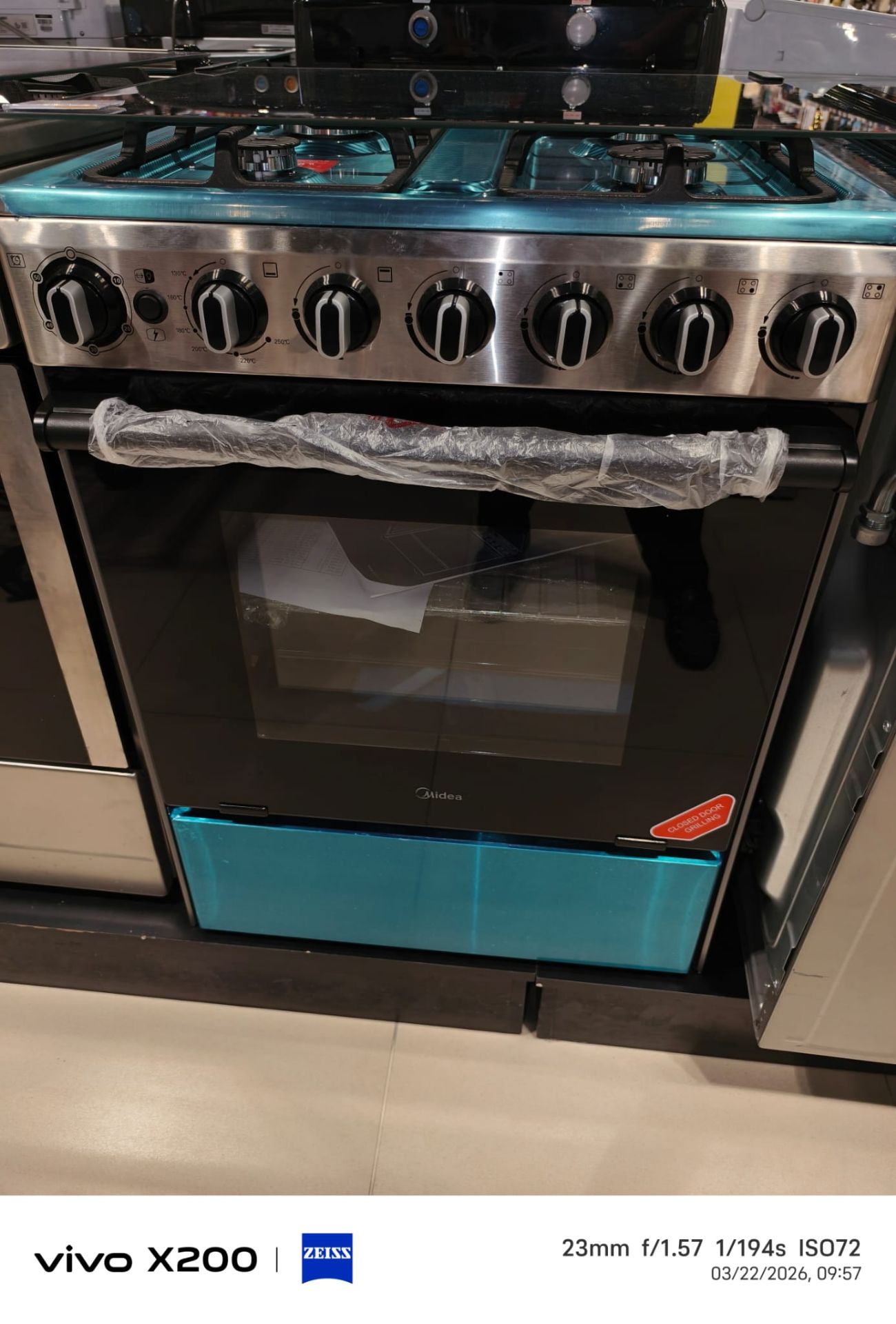 4 burner gas cooker, gently used for 6 months - Image 3