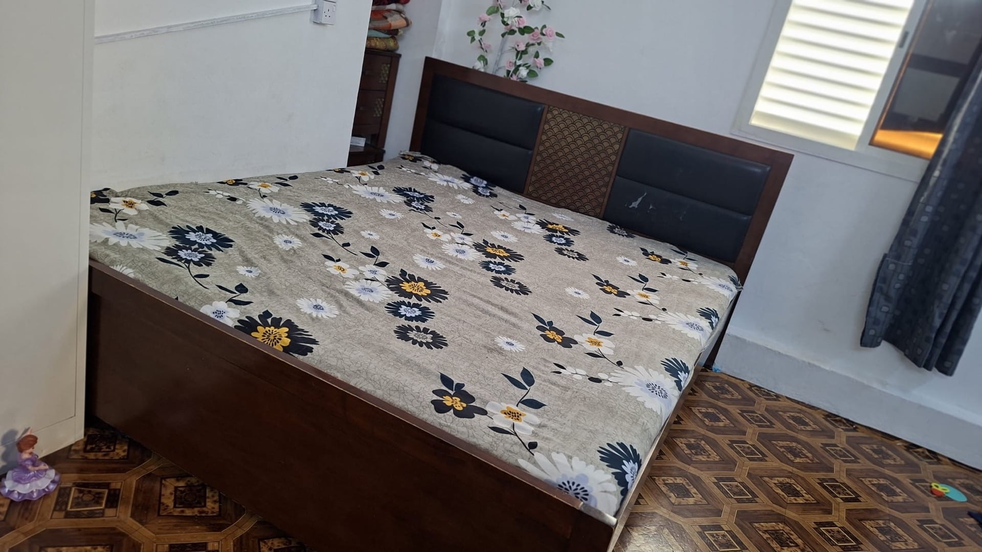 Queen size bed - Moving sale - Image 1