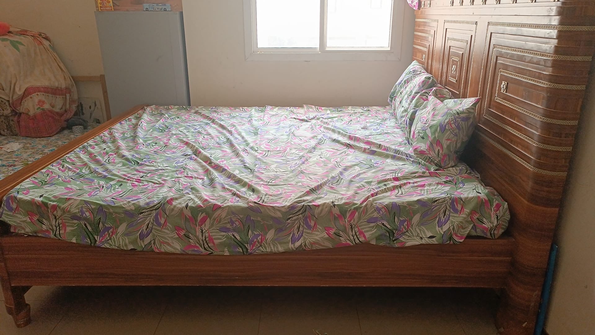 Queen size bed  - Image 2