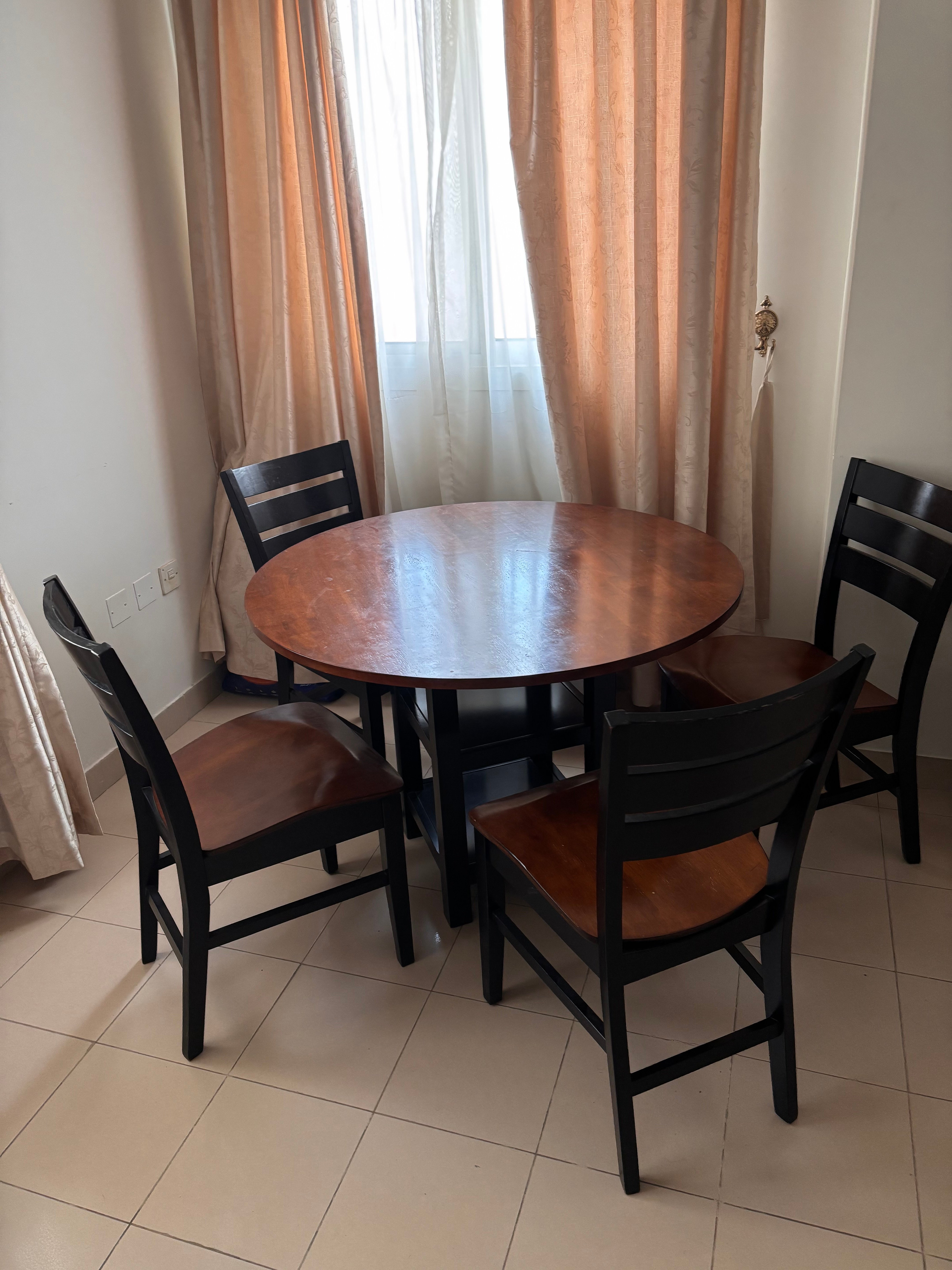 Solid wooden round dining table  - Image 3