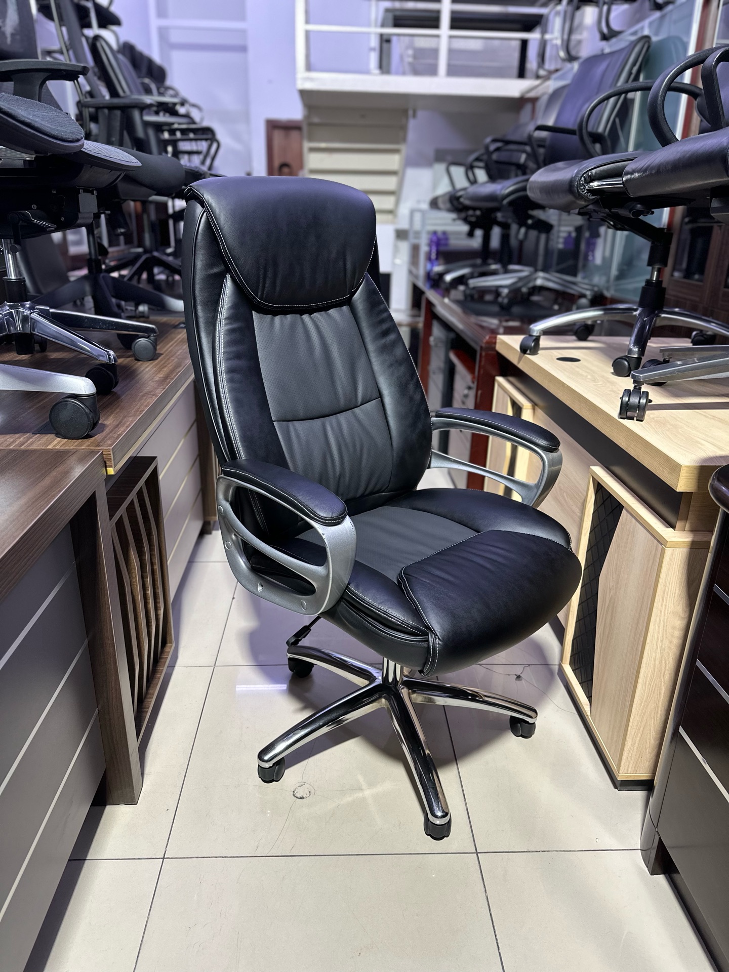 Used Desk/Chairs/Workstation/Meeting/Reception table for Sell Call — 33087737 - Image 10