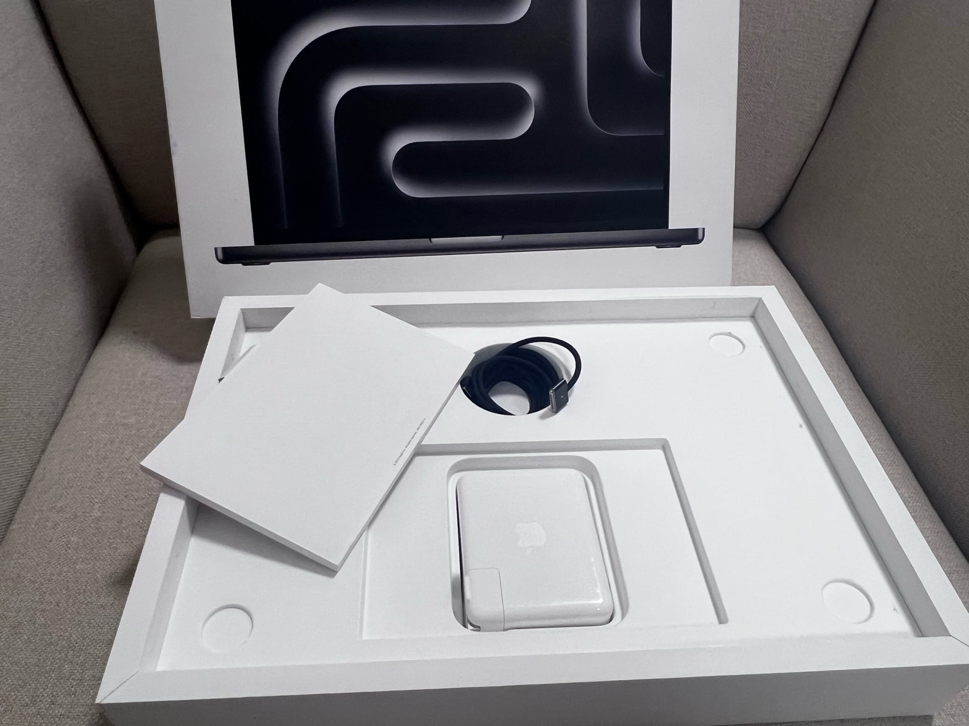 MacBook M3 Max 16” 36R 1TB 100%  - Image 7