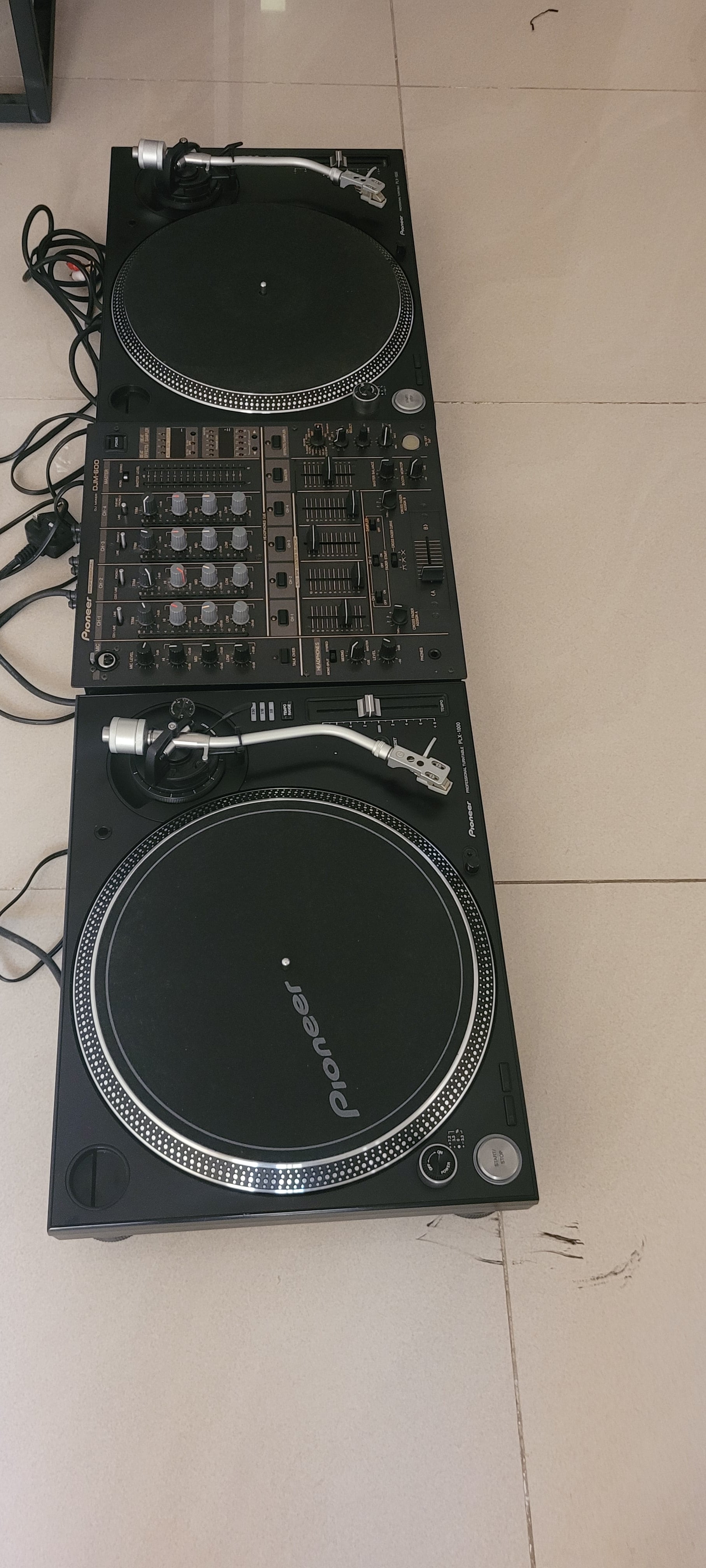 2 x Pioneer Professional Turntables ..1 X DJM600 Pioneer Mixer - Image 1