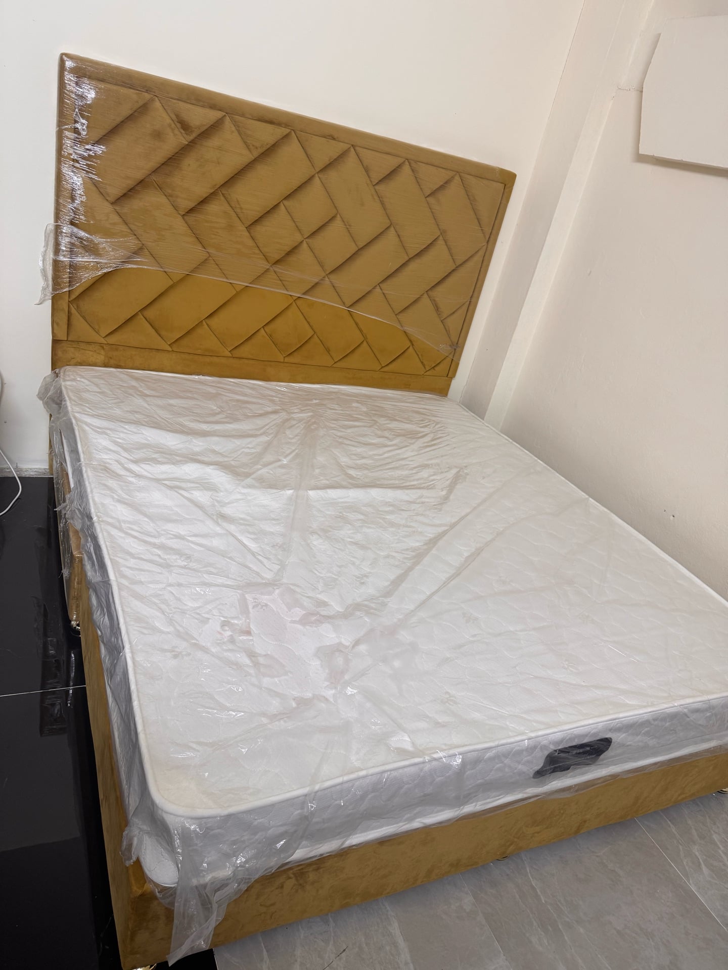 King size bed and Mettress very good condition - Image 4