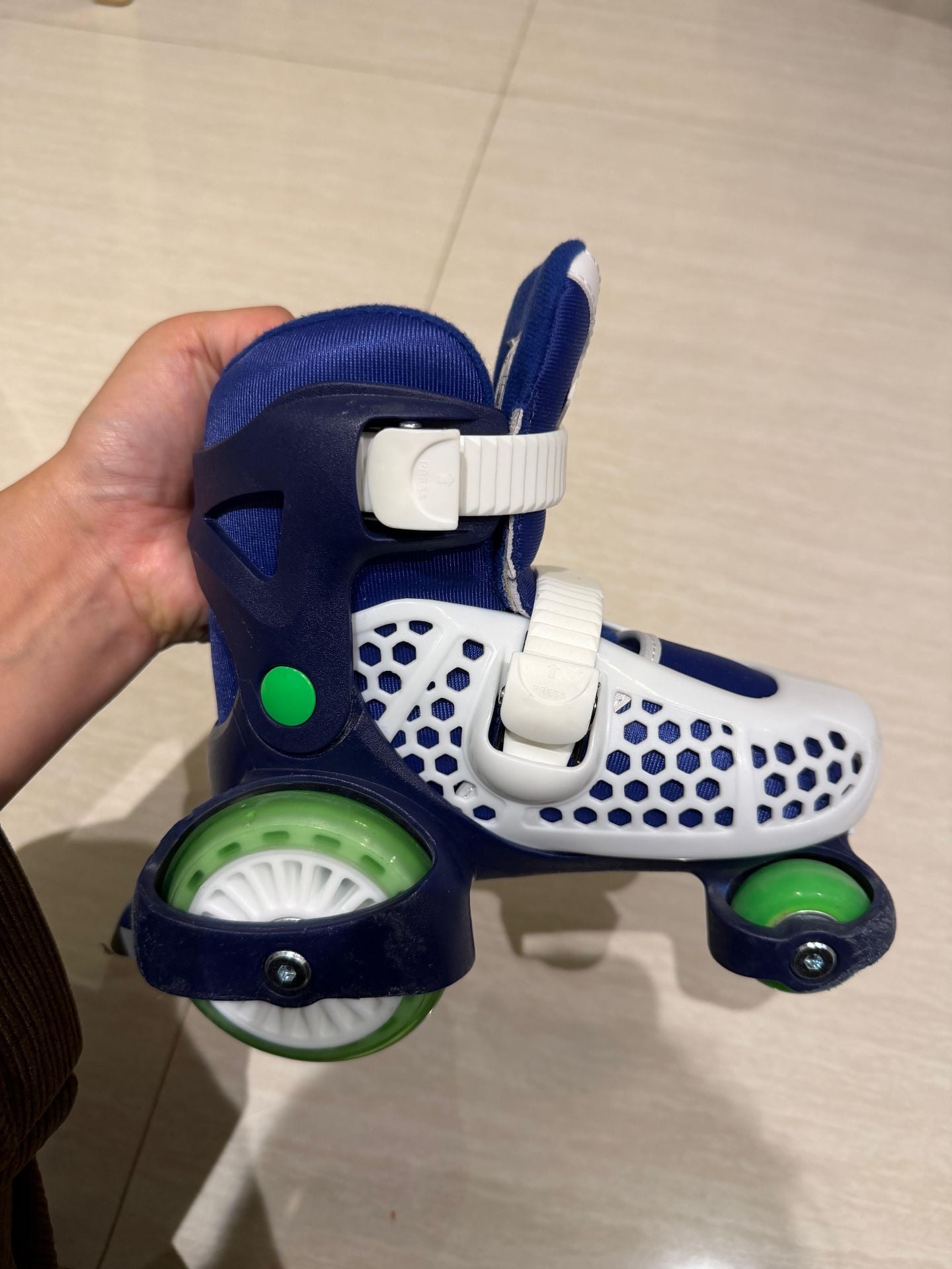 Skating shoes + protection  - Image 3