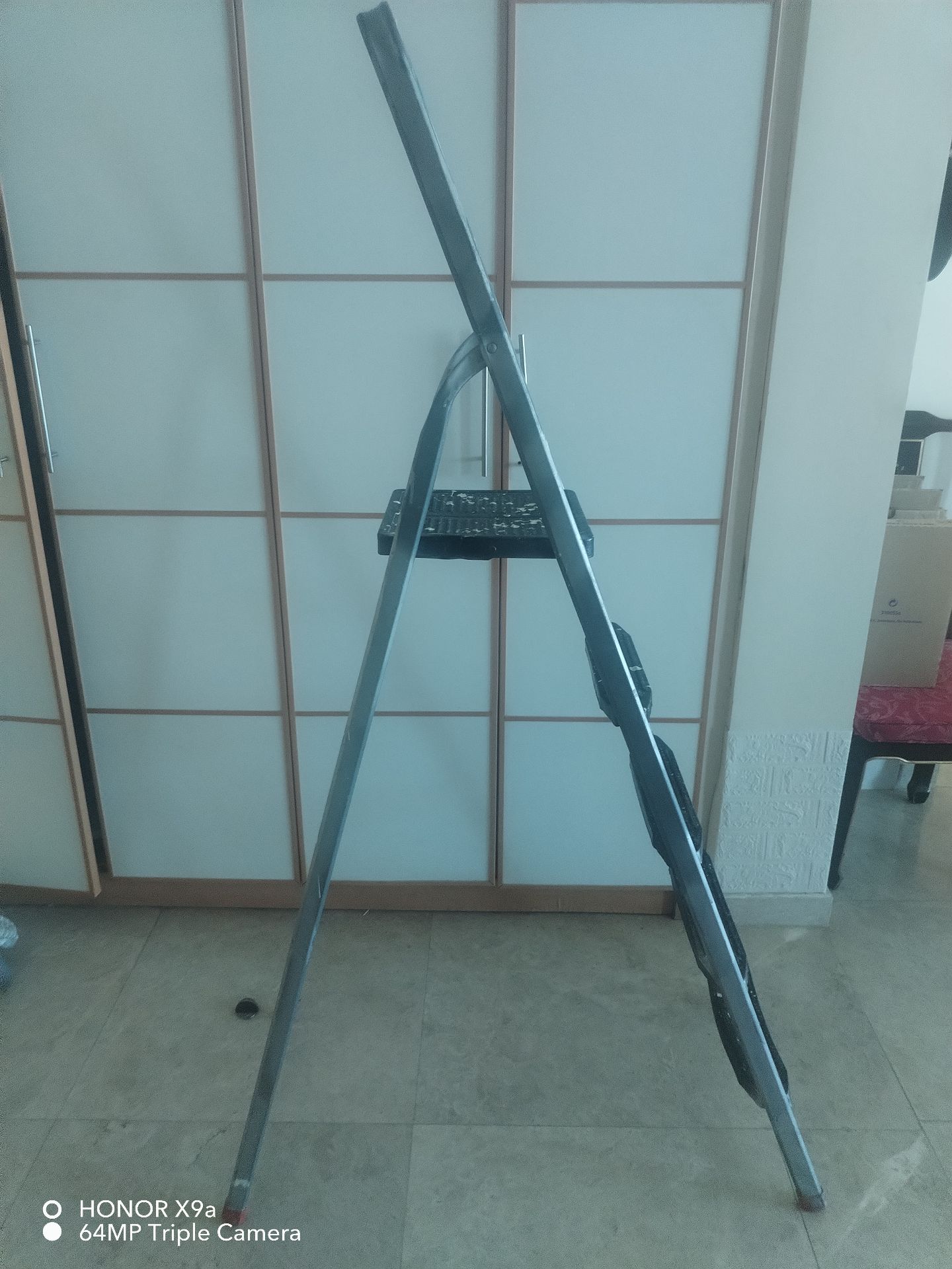 3 wall fan fully operational and 5 steps ladder  - Image 3