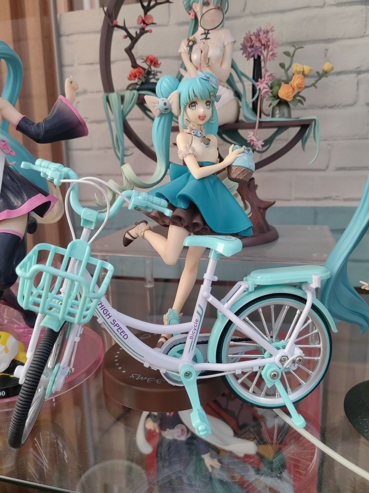 Miku figure set - Image 3