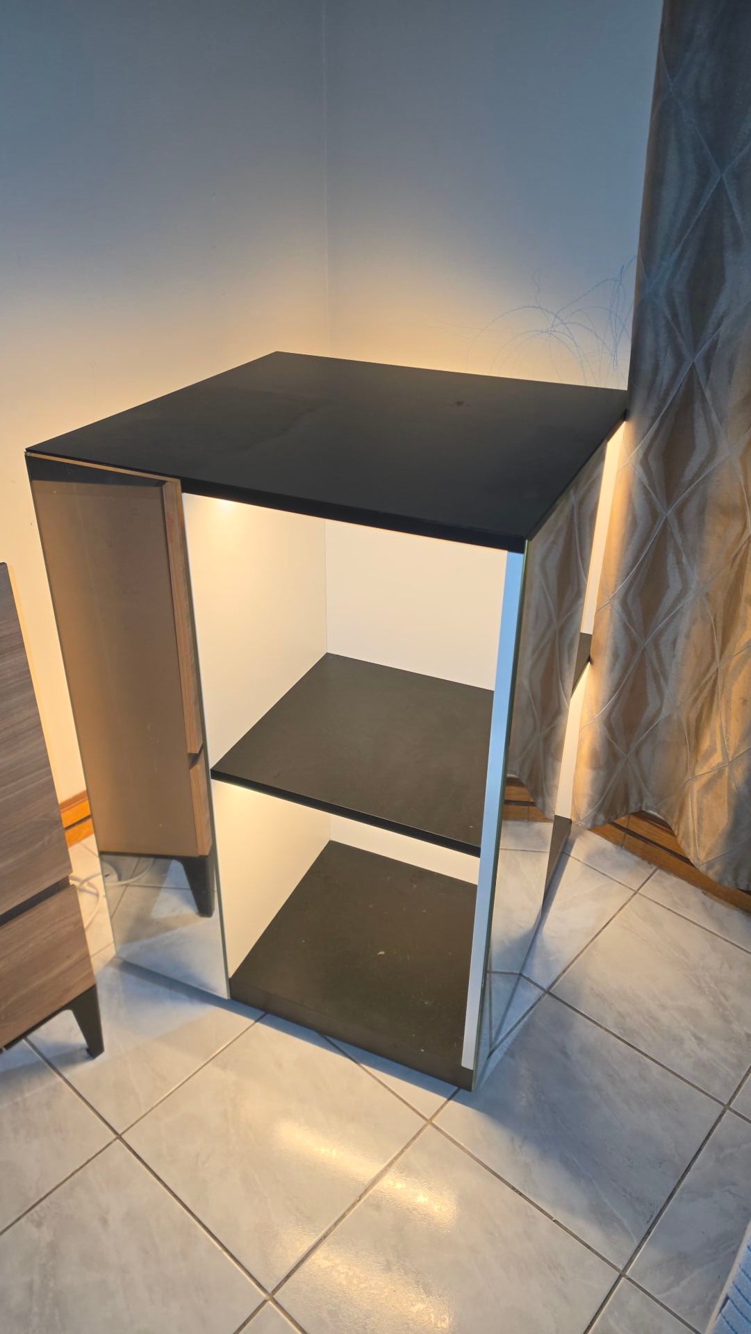 Modern display shelf unit integrated LED lighting and mirrored  - Image 3