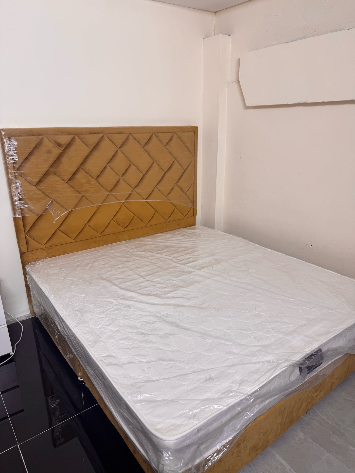 King size bed and Mettress very good condition - Image 3