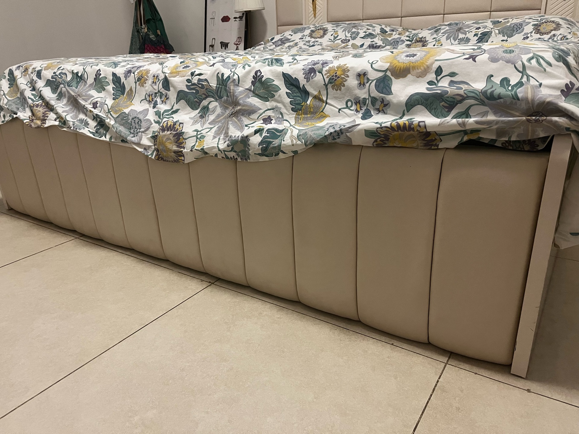 Bedroom set. Sideboard set with mirror and two bedside tables for the master bed - Image 5