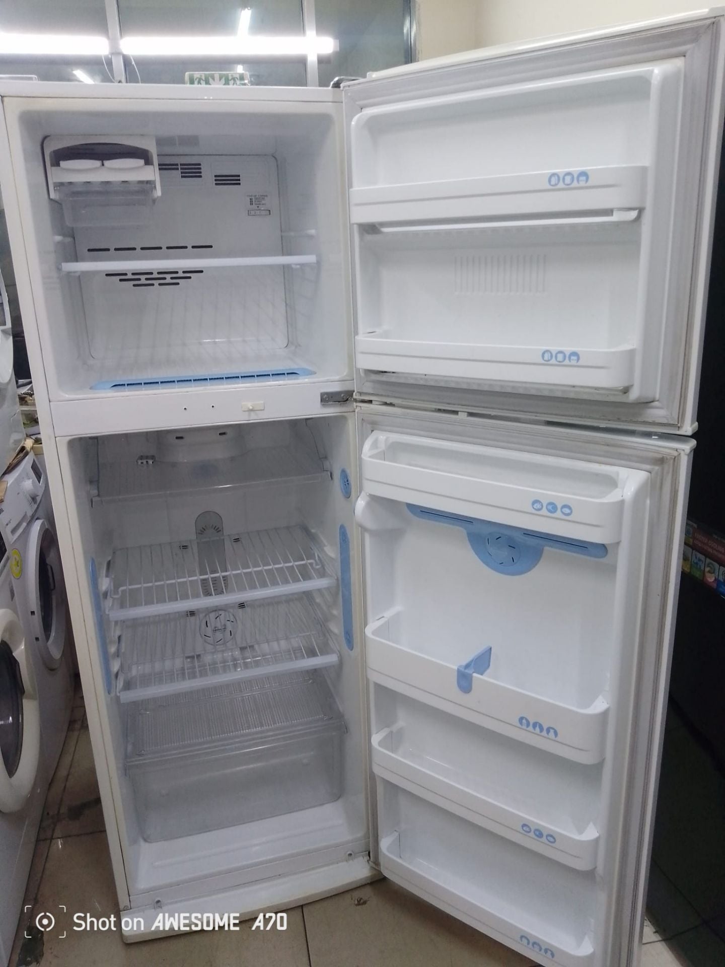 Lg fridge for sale.  - Image 4