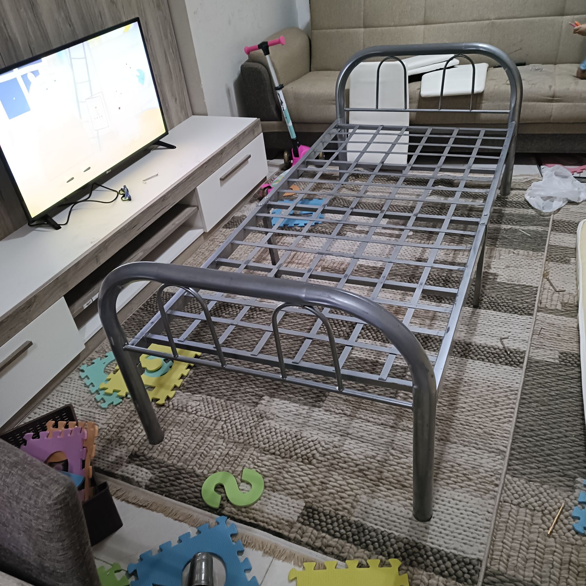 Metal cot with wooden sheet, and single mattress - Image 2