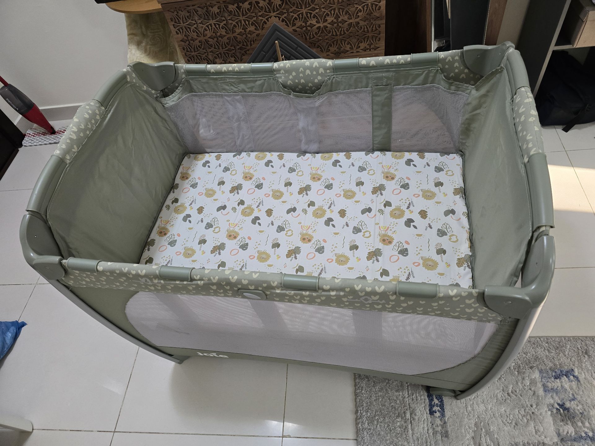 Joie travel cot + Changing unit + bouncer - Image 4