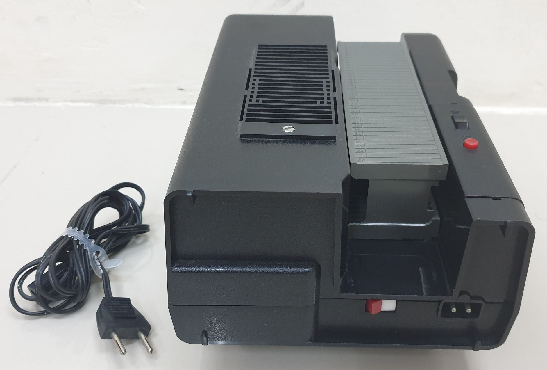 35mm Slide Projector – Cabin 1300A - Vintage - Image 7