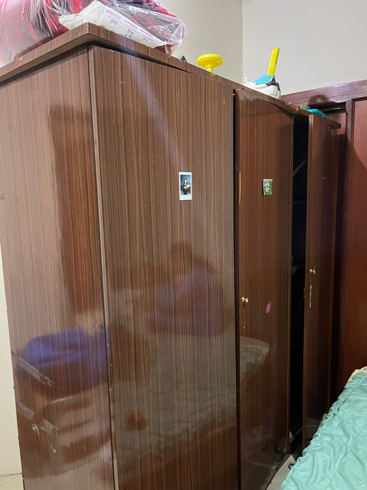 خزانة ملابس ثلاث أبواب مستعملة مجانية - Image 2