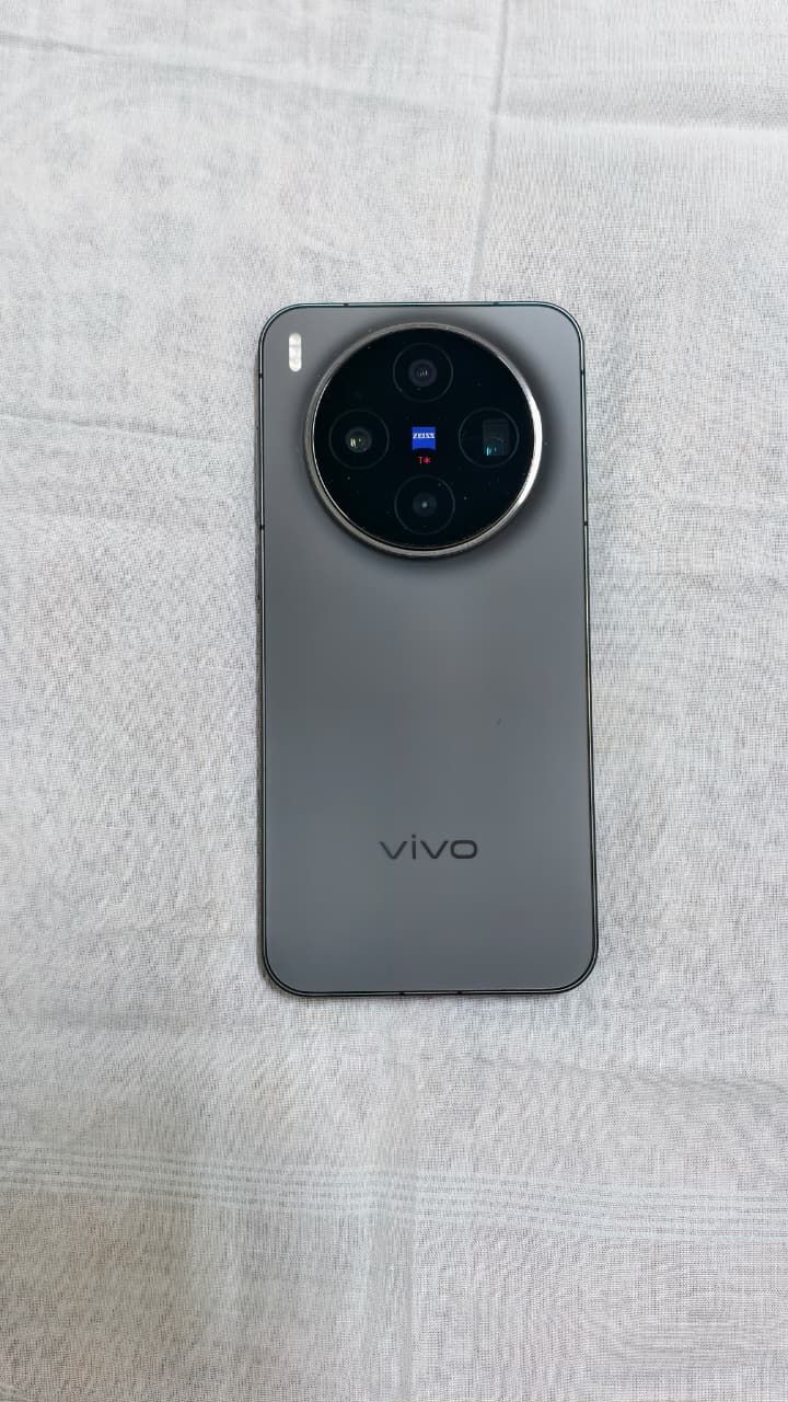 Vivo X300 - Image 1