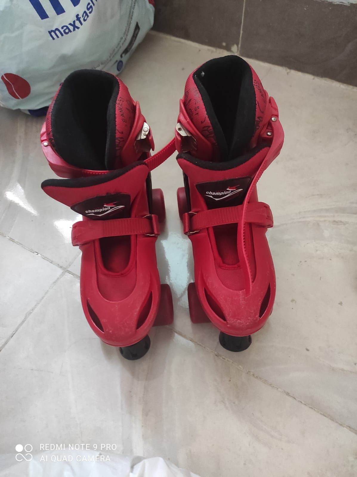 Kids skating adjustable like new condition - Image 2