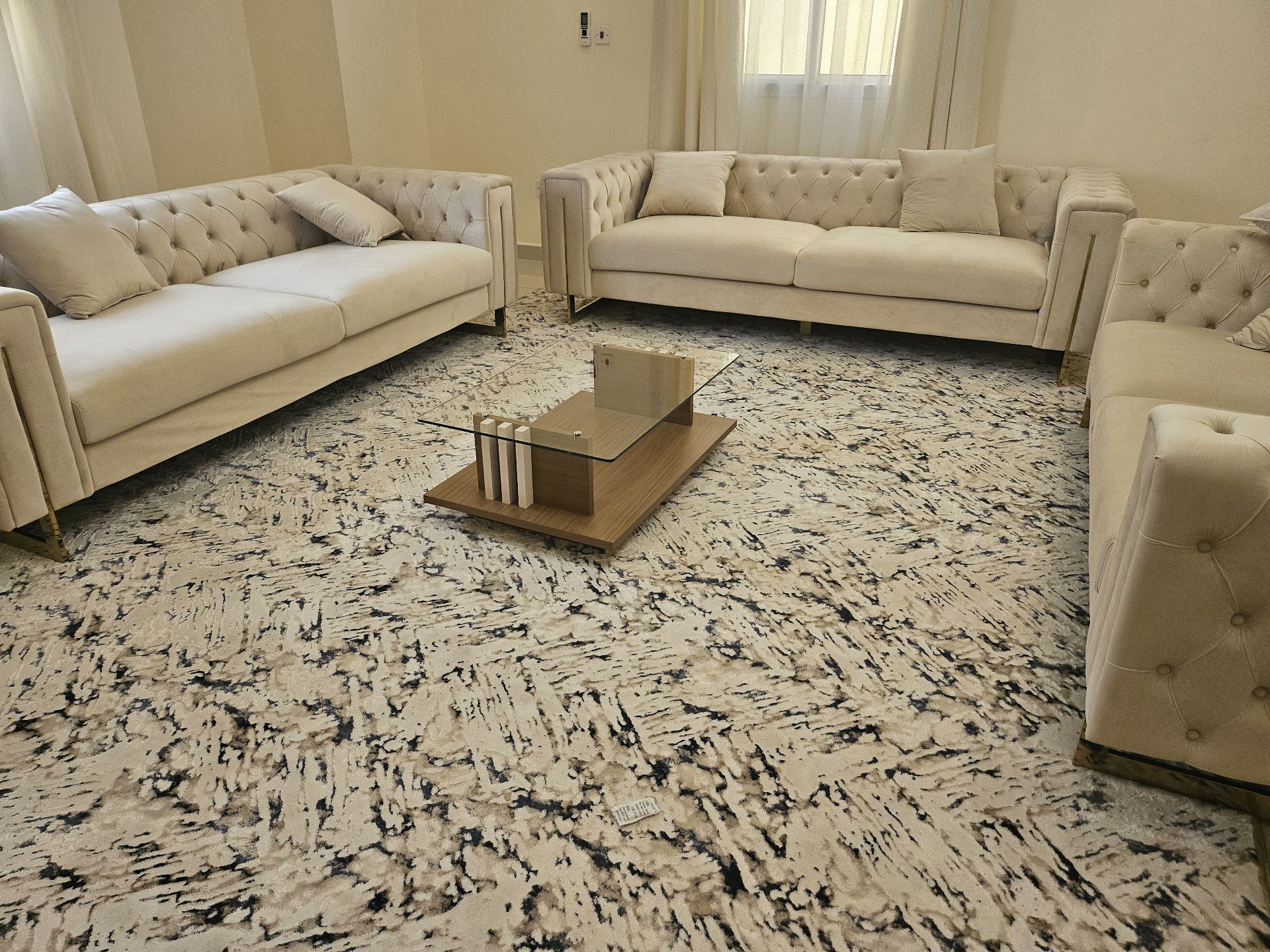 Stylish Abstract Area Rug — 400 QAR - Image 1