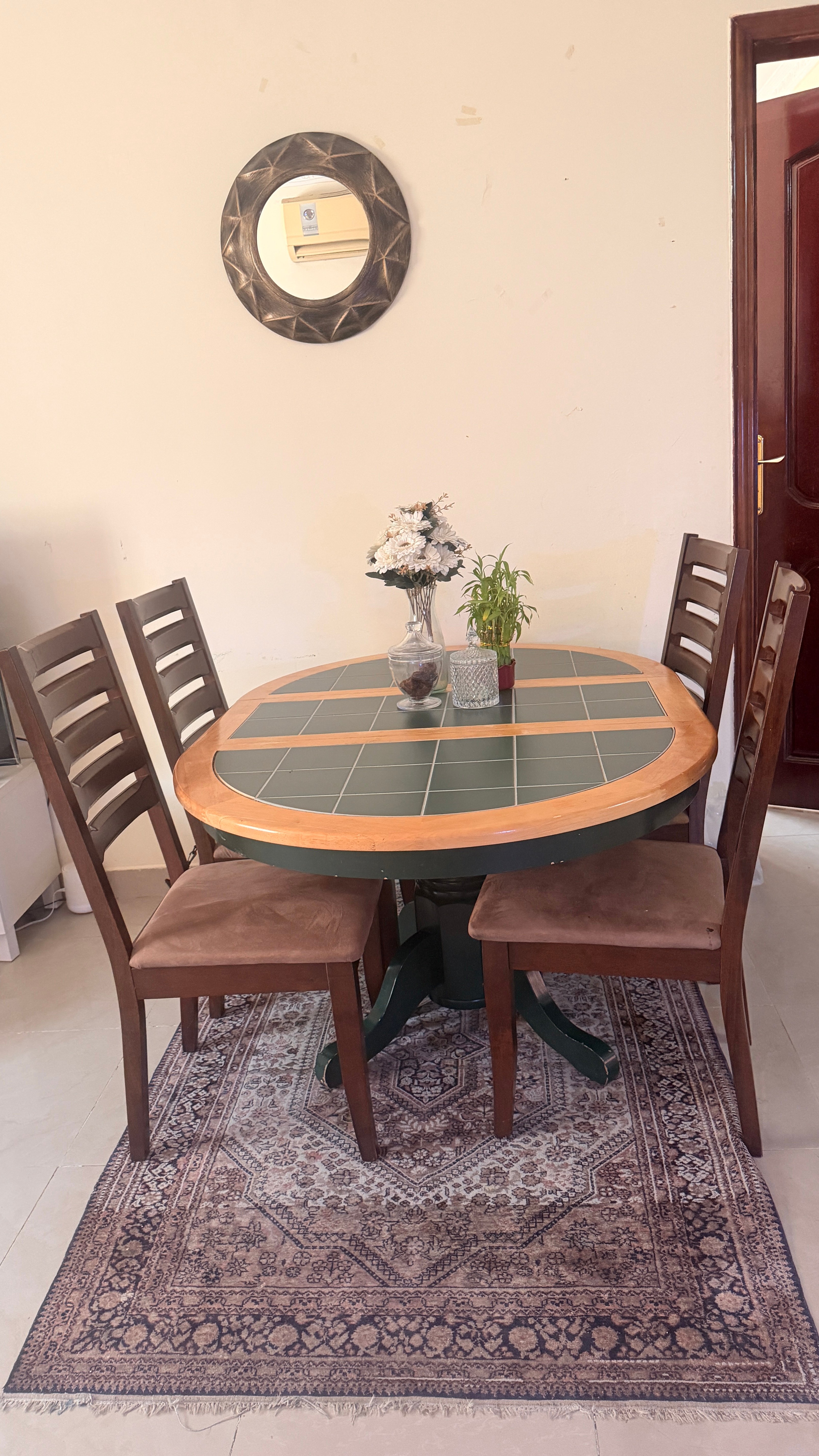 طاولة طعام و 4 كراسي - Image 4