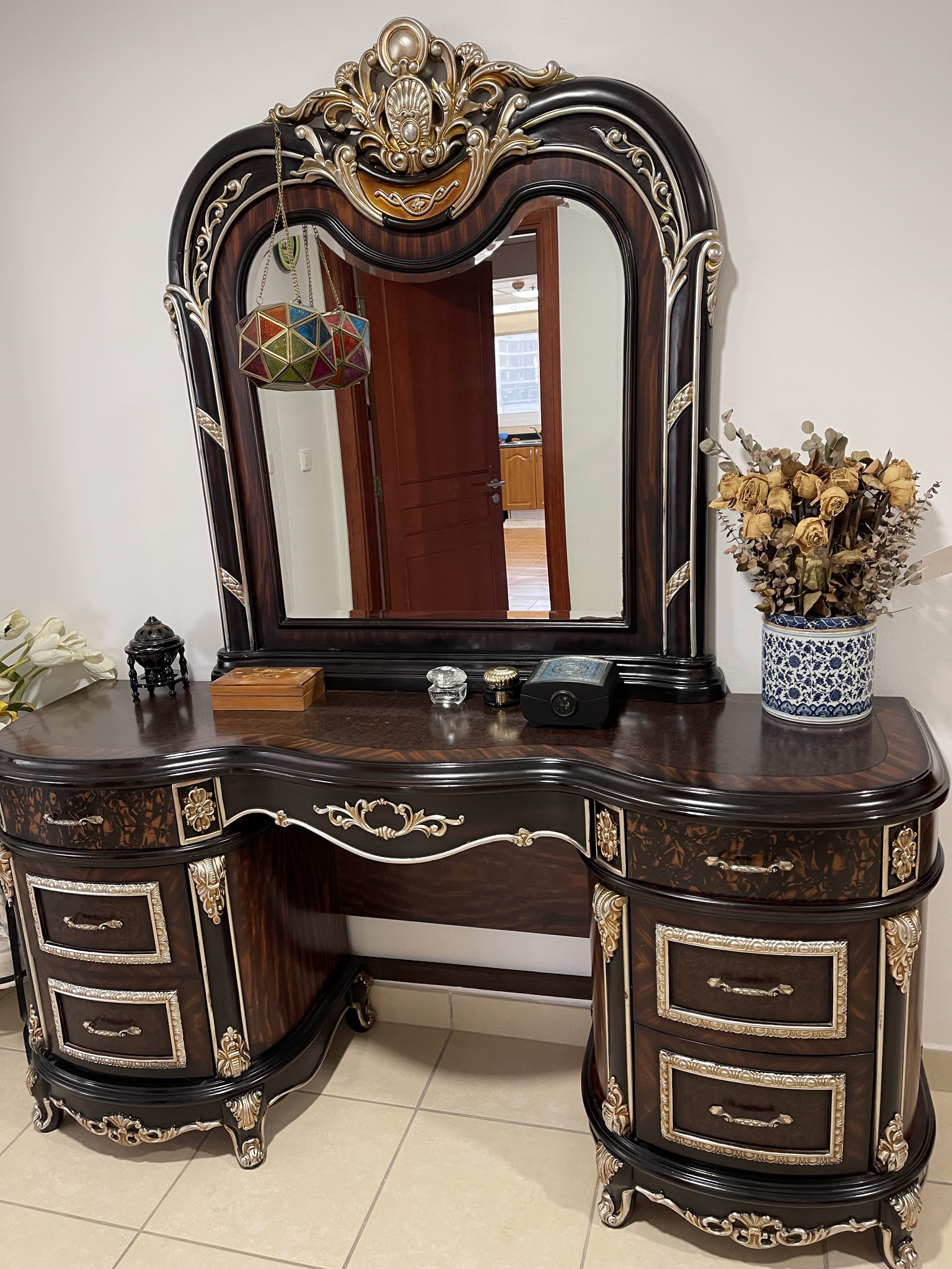 Dressing table with mirror - Image 1