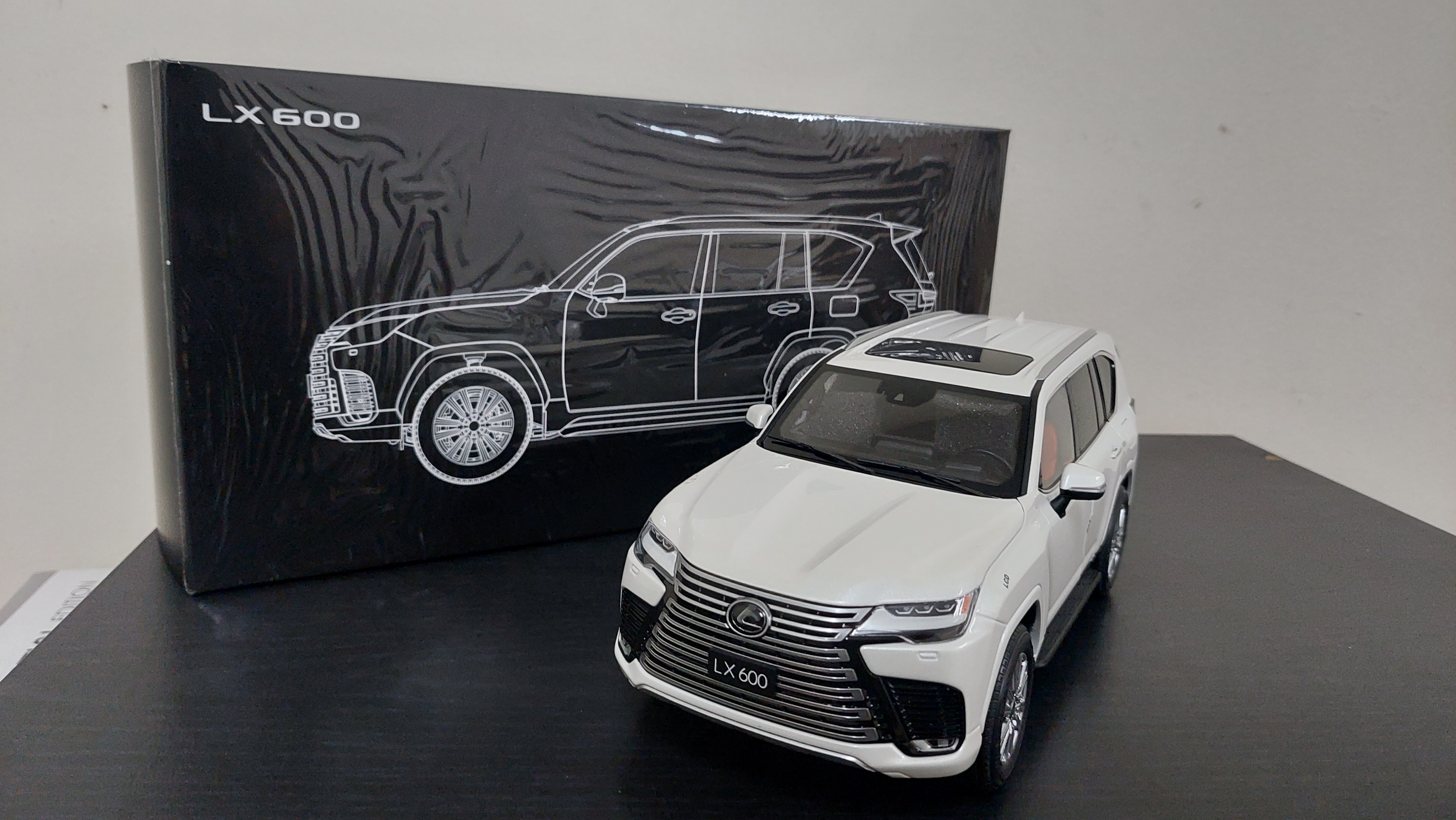 1:18 lexus lx600 model car  - Image 4