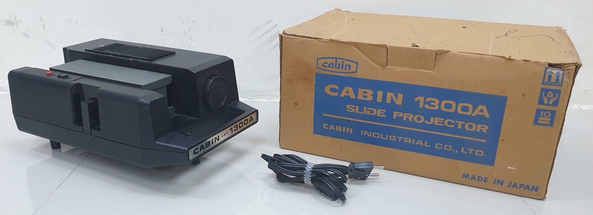 35mm Slide Projector – Cabin 1300A - Vintage - Image 2